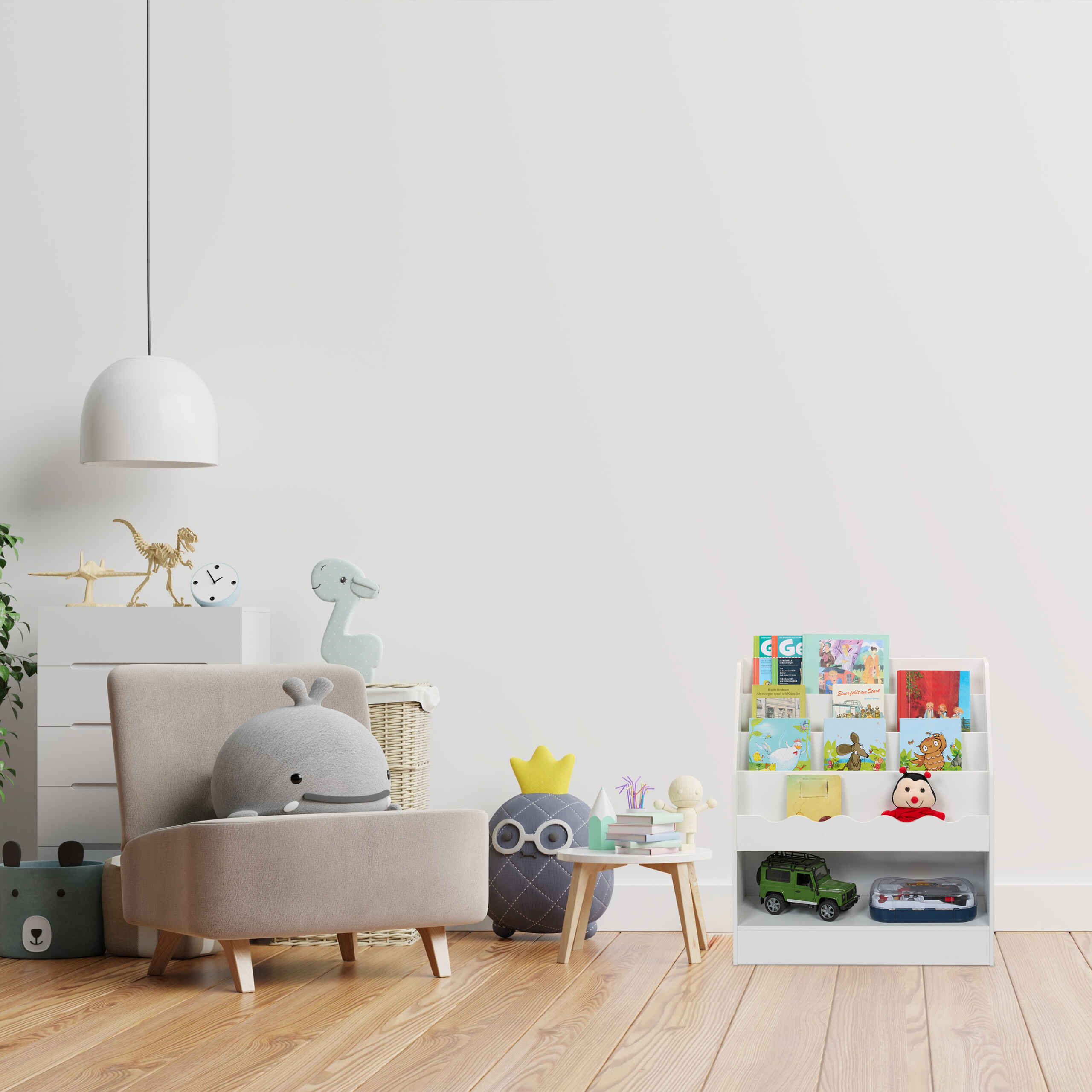 Ein Kinderzimmer mit einem grauen Sessel, Wal-Kissen, Bücherregal und einer weißen Pendelleuchte.