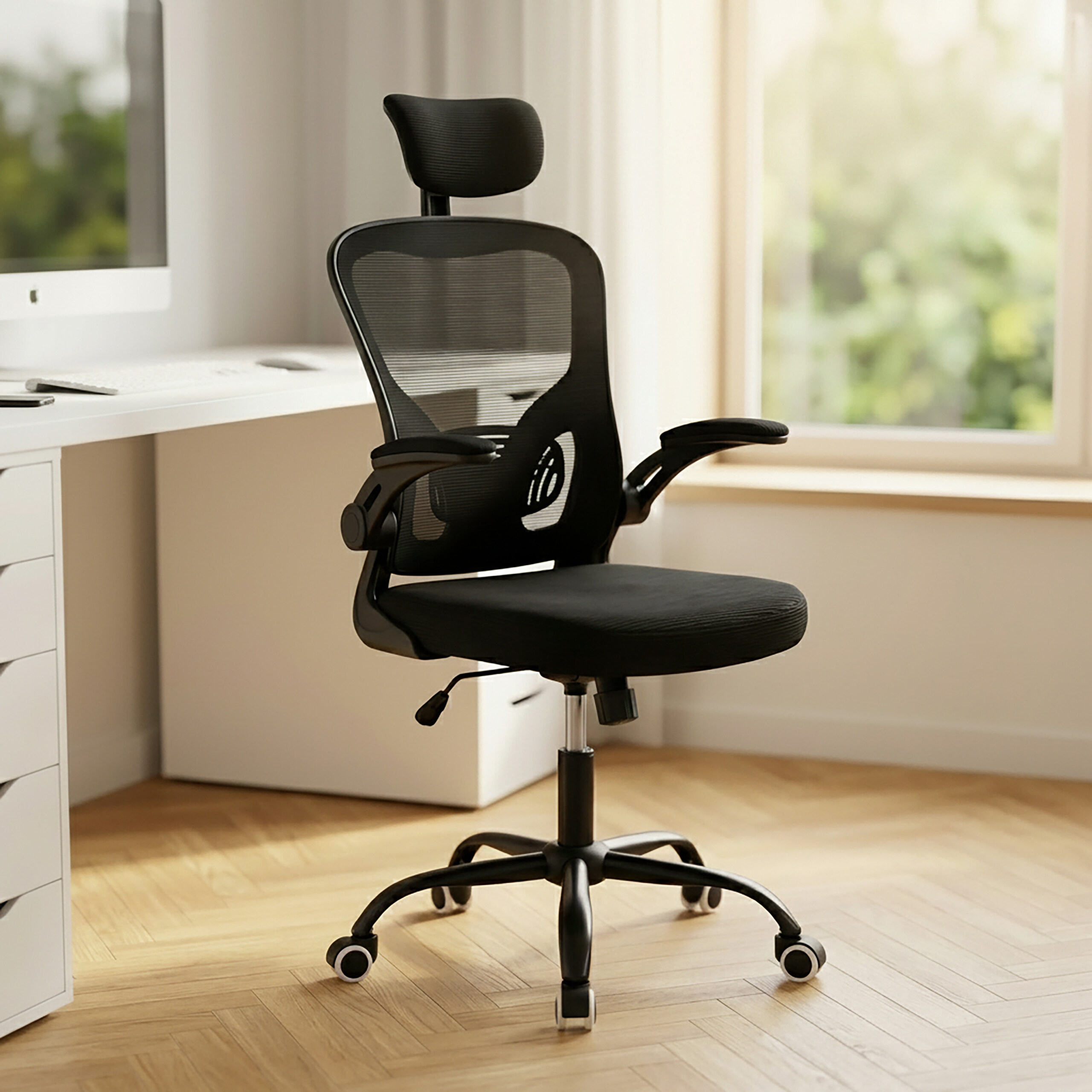 Ein schwarzer ergonomischer Bürostuhl steht in einem hellen Raum mit Schreibtisch und Fenster.