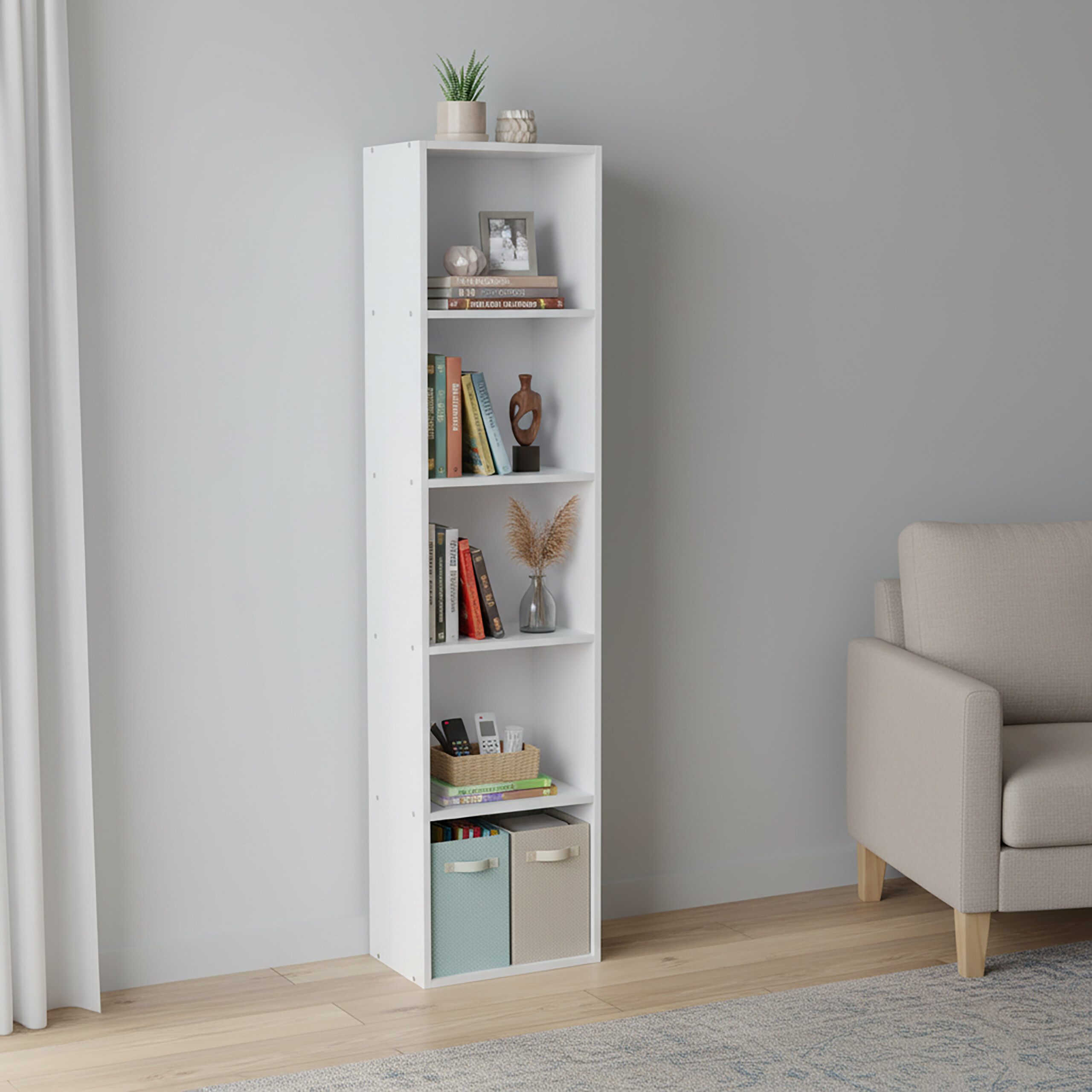 Ein weißes Bücherregal mit fünf Fächern steht an einer grauen Wand neben einem hellen Sessel.