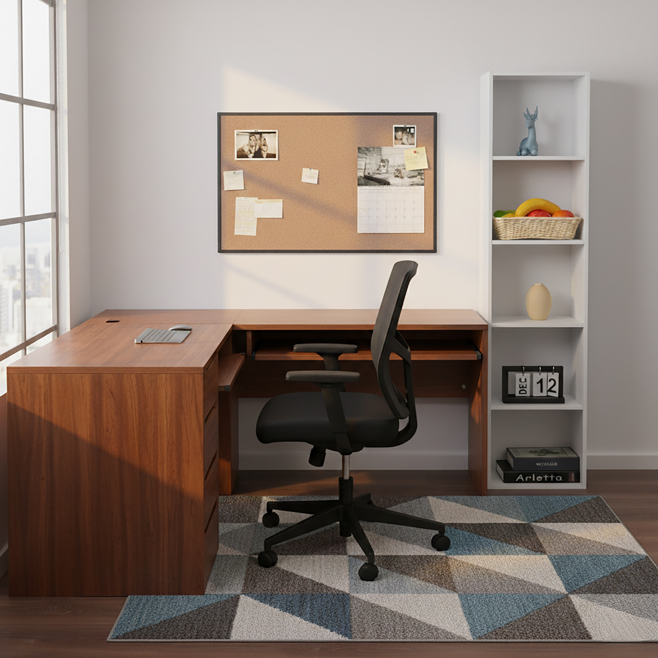 Ein Holztisch, schwarzer Bürostuhl und eine Pinnwand in einem hellen Zimmer mit gemustertem Teppich und weißem Regal.