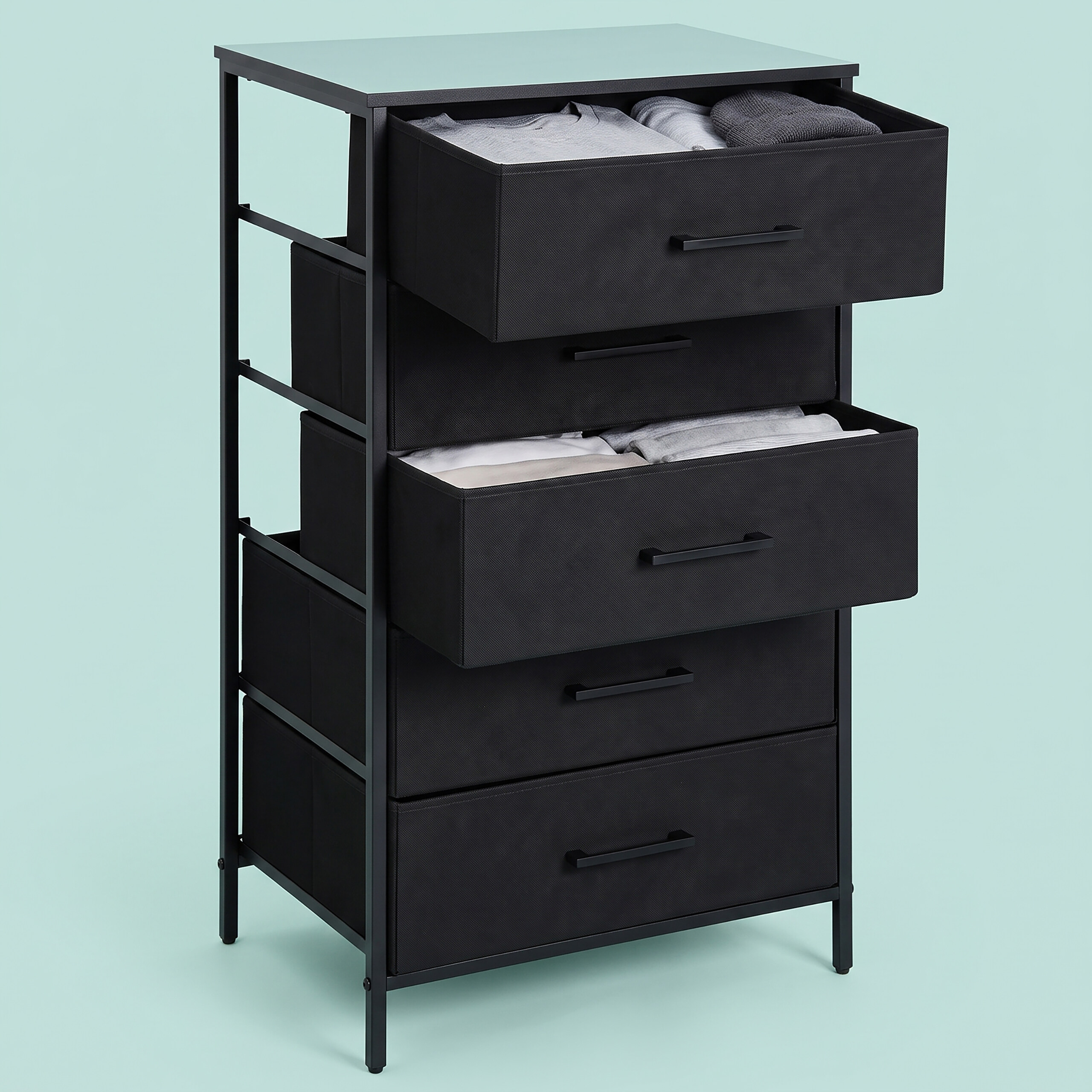 Schwarze Kommode mit Metallgestell und Stoffschubladen, einige offen mit Kleidung.