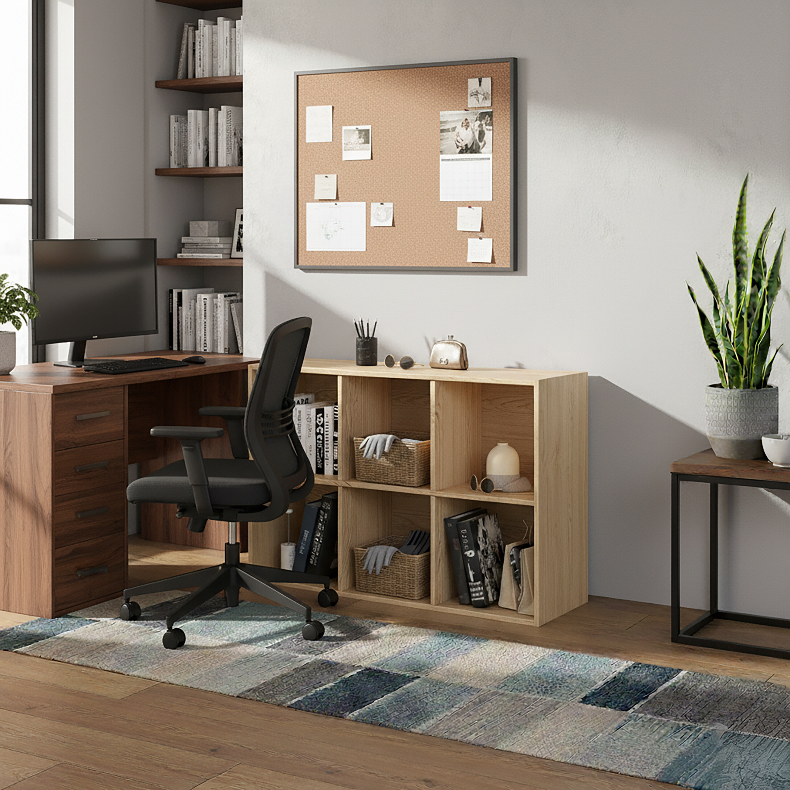 Ein modernes Heimarbeitszimmer mit Holzschreibtisch, schwarzem Stuhl, Pinnwand und Regal.