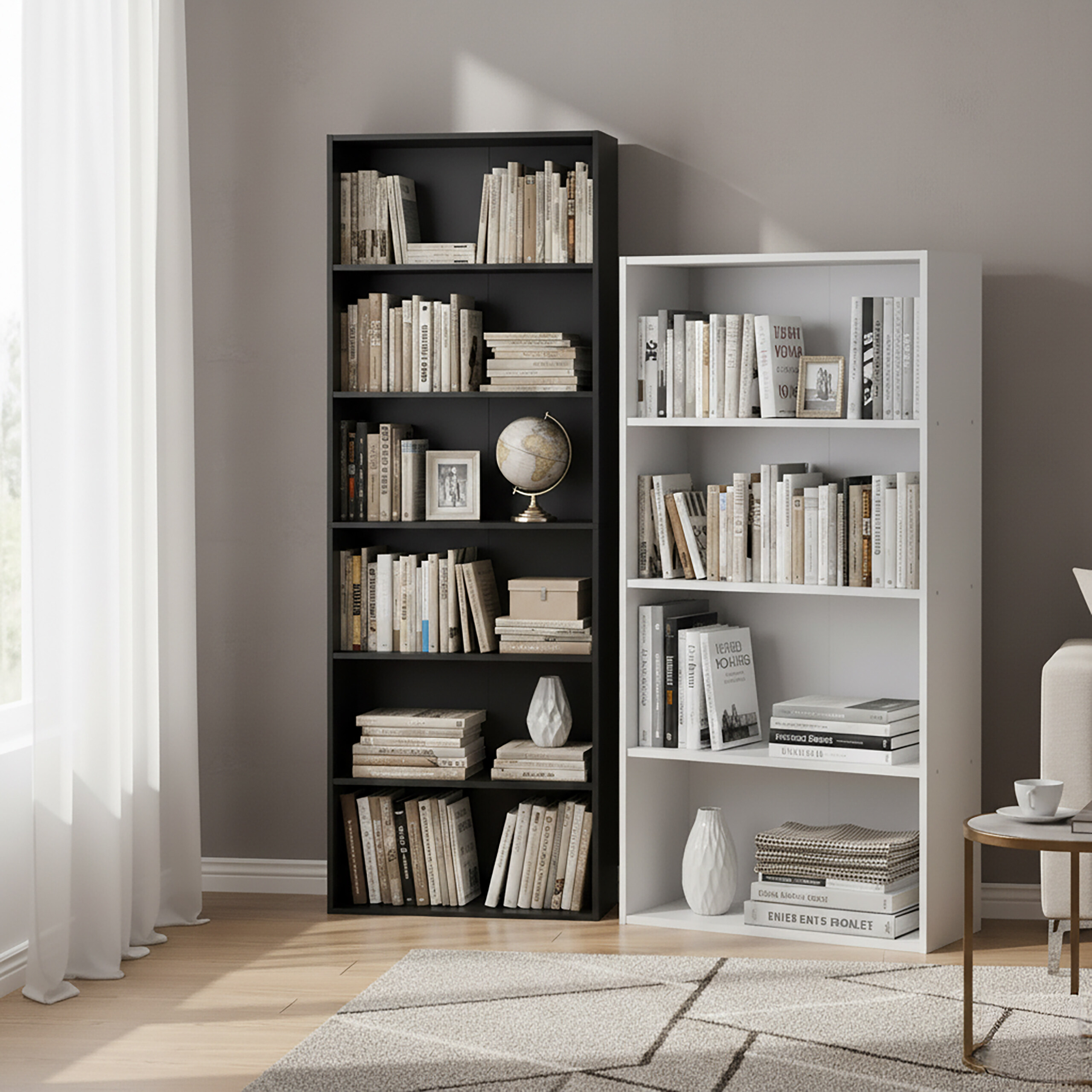 Ein schwarzes und ein weißes Bücherregal stehen an einer grauen Wand, gefüllt mit Büchern, Dekoration und einer Weltkugel.