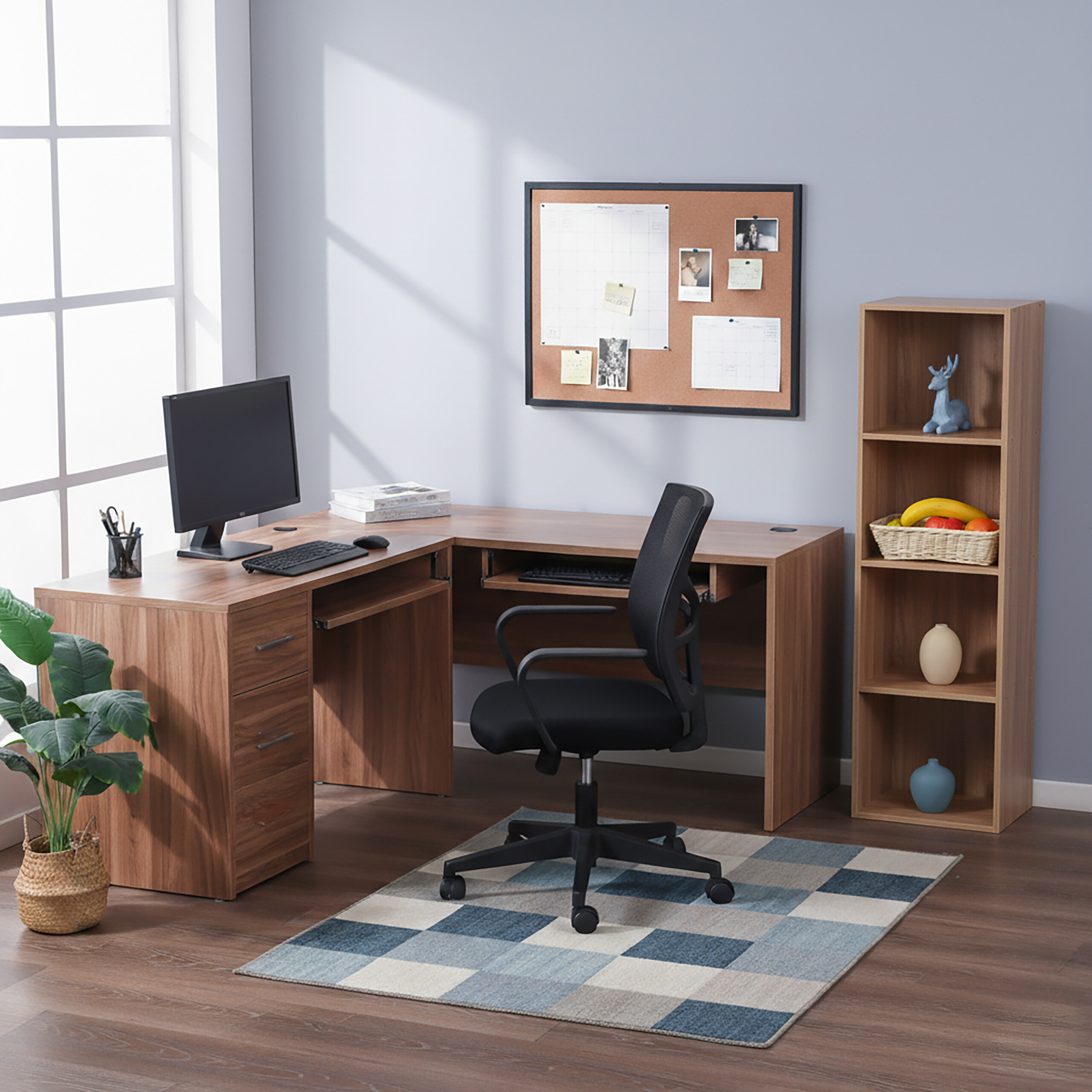Moderne L-förmige Holzarbeitsstation mit einem schwarzen Stuhl, Computer, Korktafel und einem Bücherregal.