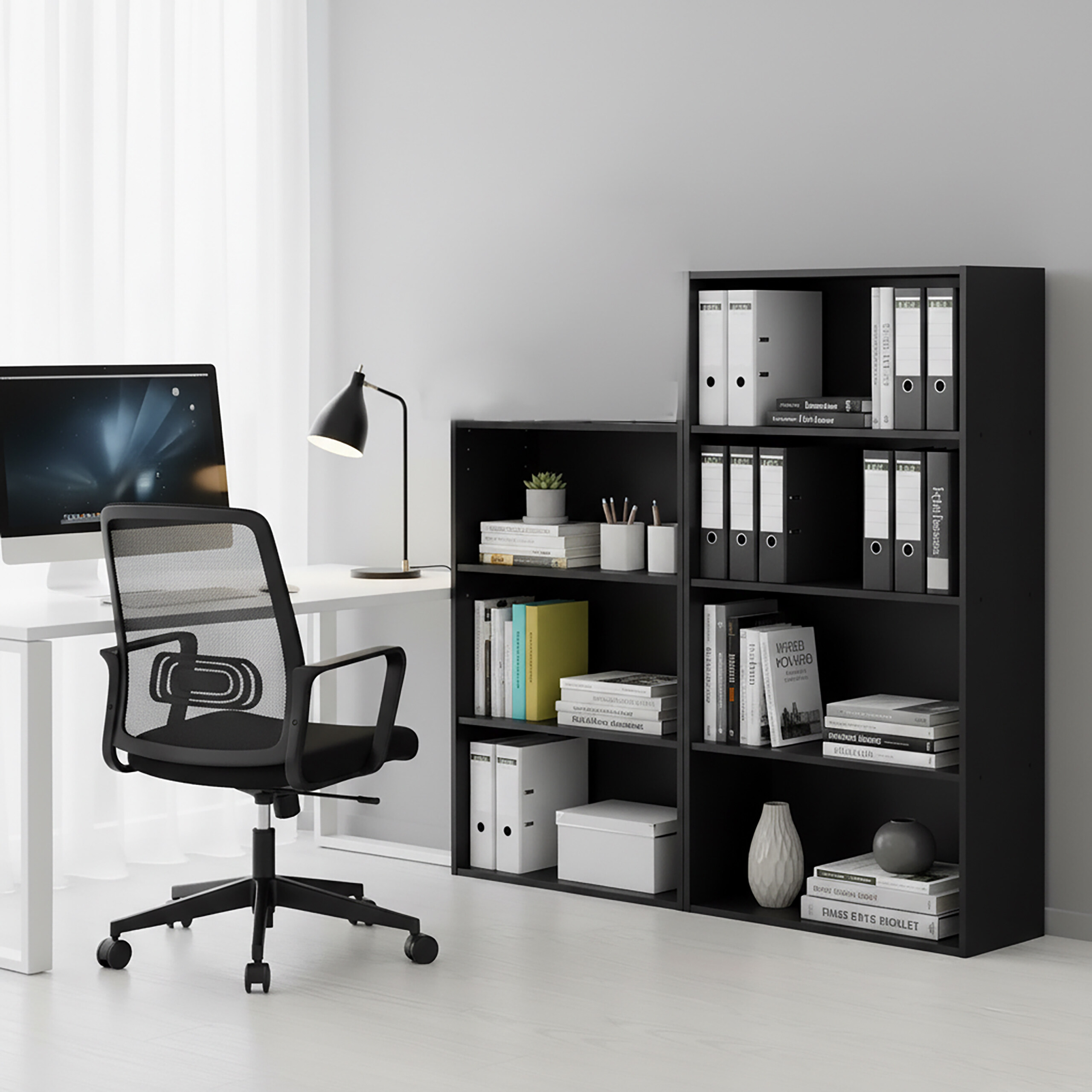 Ein modernes Büro mit weißem Schreibtisch, schwarzem Stuhl, Computer, Lampe und schwarzen Bücherregalen.
