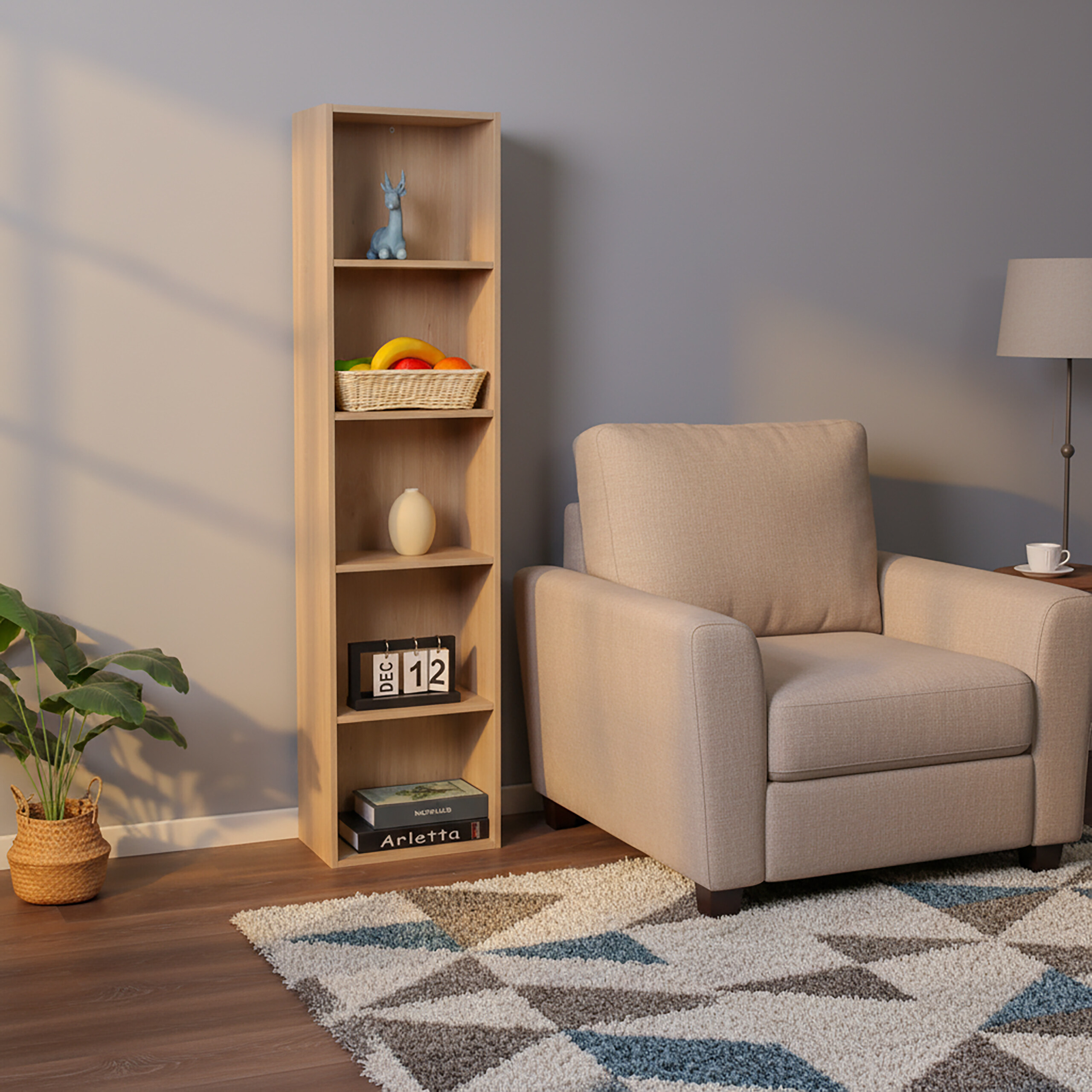 Ein gemütliches Zimmer mit einem Holzbücherregal, einem Beigefarbenen Sessel und einer Lampe auf einem Teppich.