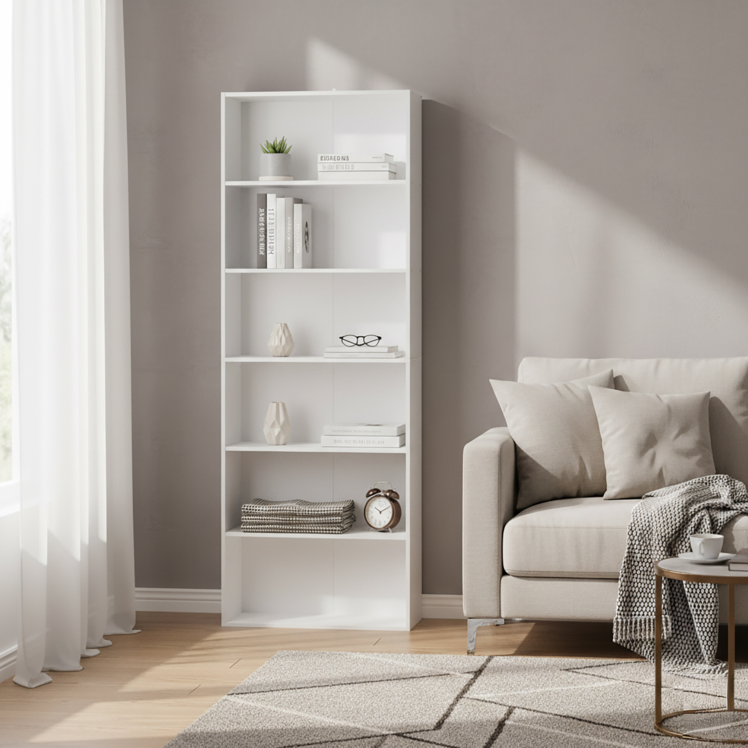 Ein weißes Bücherregal neben einem hellen Sofa in einem Zimmer mit Holzboden und einem Teppich.
