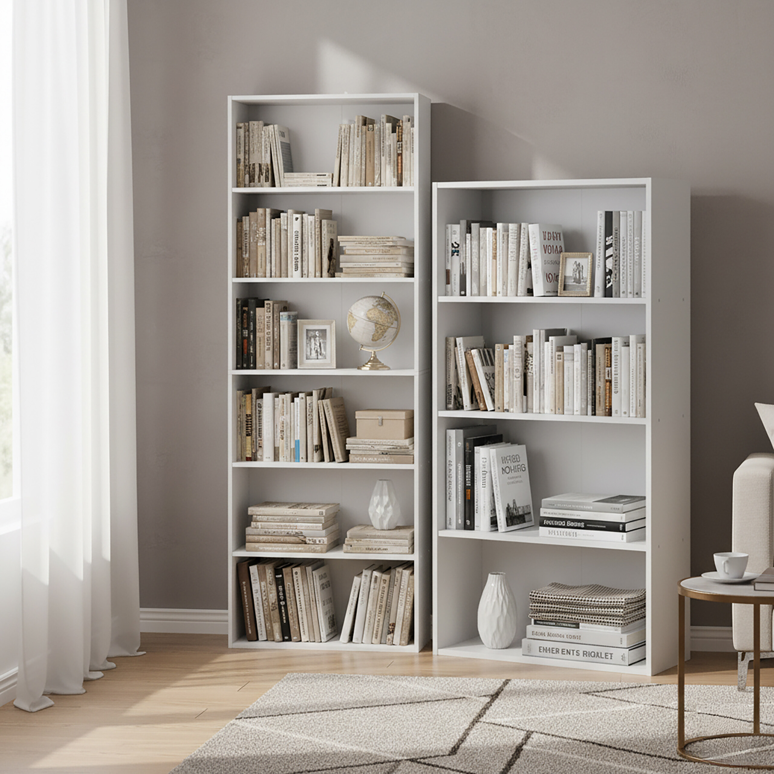 Zwei weiße Regale voller Bücher, ein Globus und Dekoartikel stehen an einer grauen Wand auf einem gemusterten Teppich.