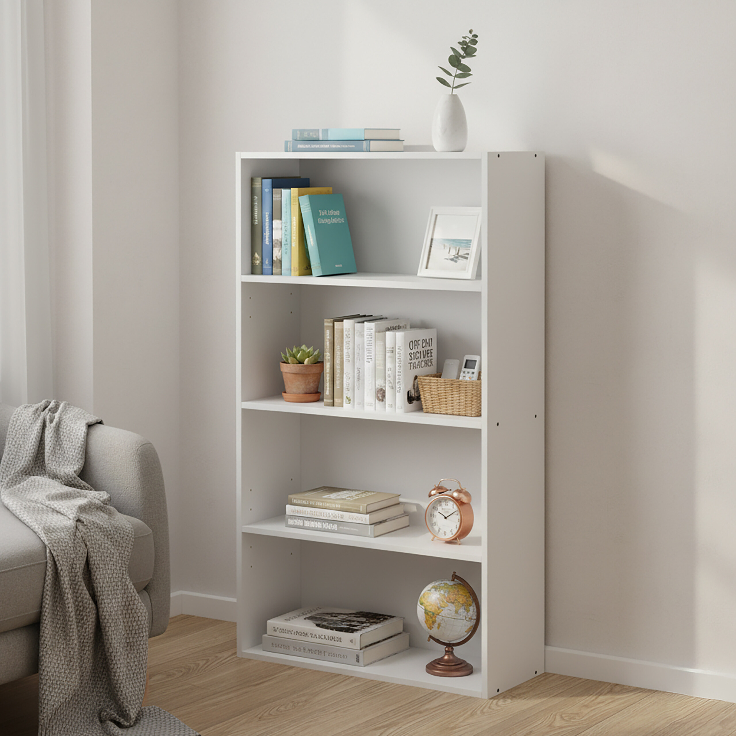 Ein weißes Regal an einer Wand enthält Bücher, Pflanzen, einen Wecker, einen Globus und einen Fotorahmen.