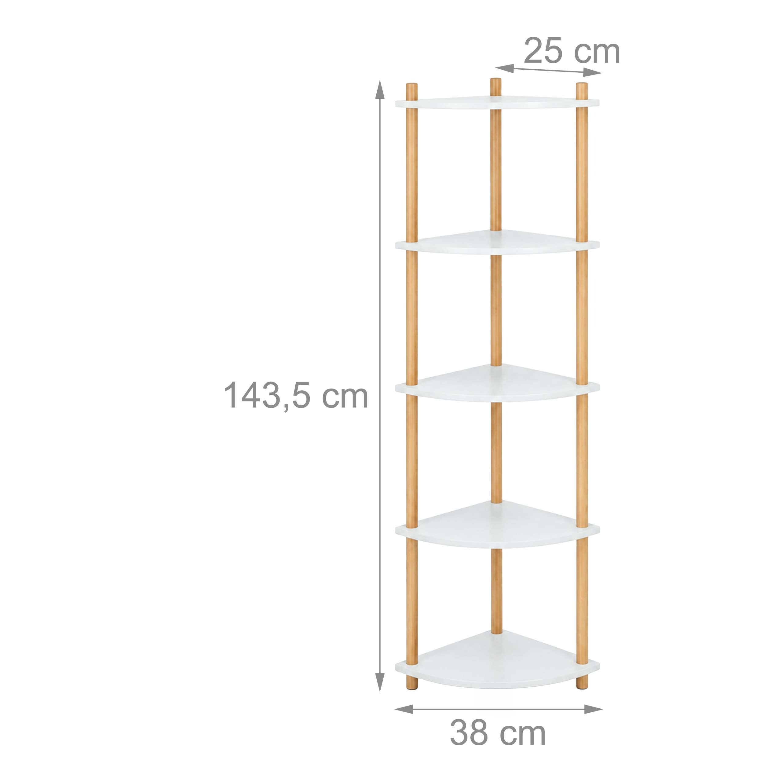 Ein weißes Eckregal mit fünf Ablagen und Holzbeinen, Höhe 143,5 cm, Breite 38 cm, Tiefe 25 cm.