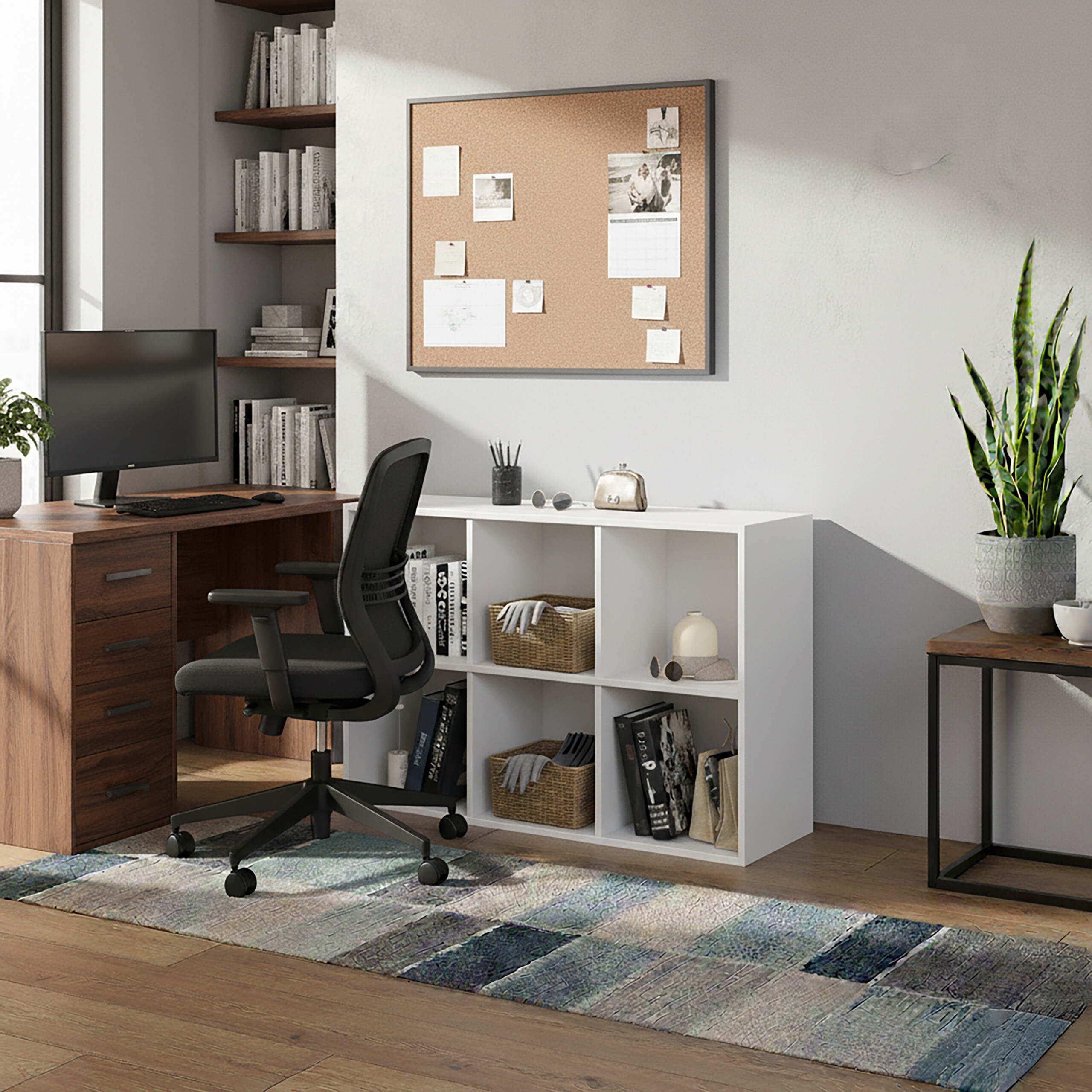 Moderne Arbeitszimmer mit Holzschreibtisch, Bürostuhl, weißem Regal, Pinnwand und Topfpflanze auf Parkettboden.