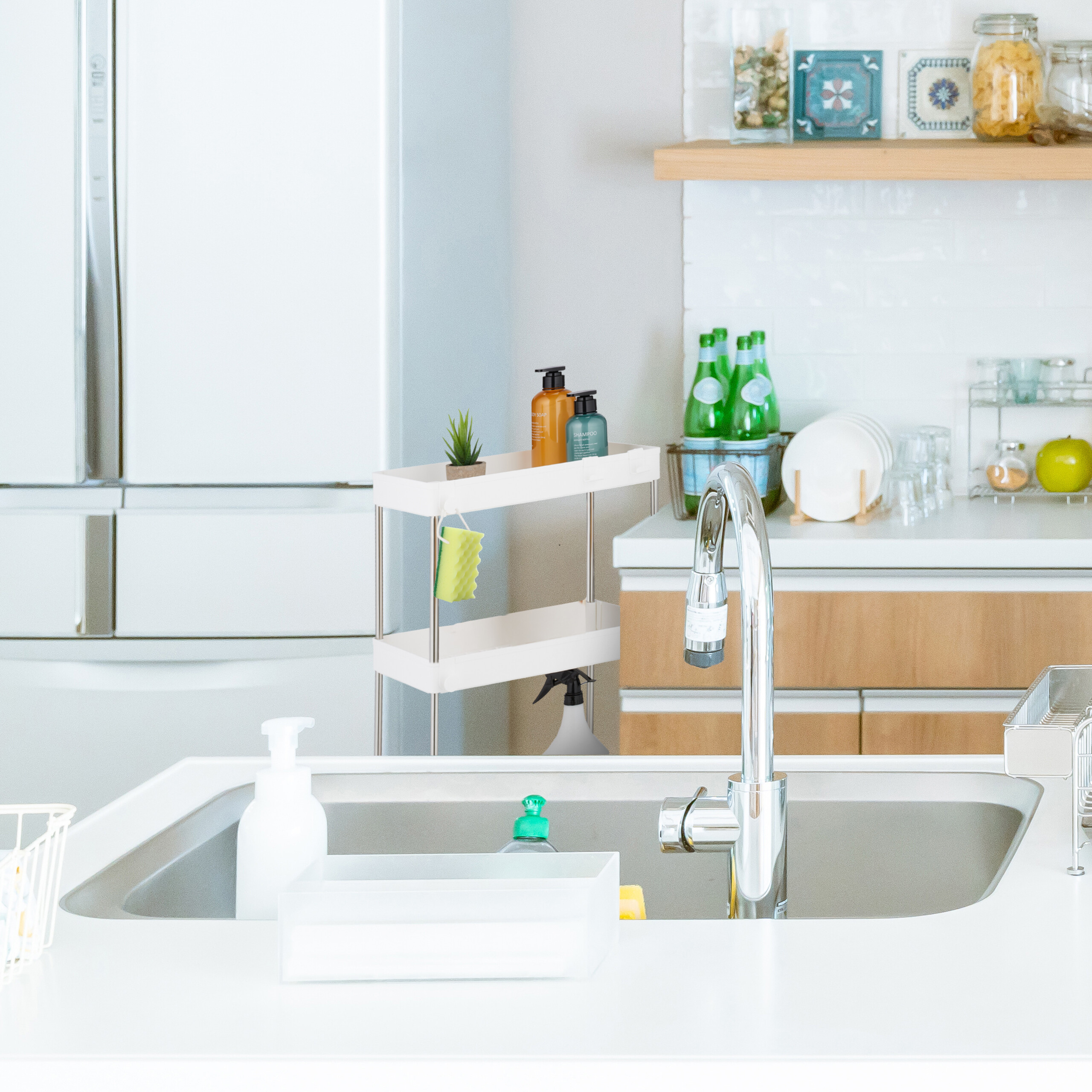 Moderne Küche mit Spüle, silbernem Wasserhahn, weißem Kühlschrank, weißem Regal und Holzregalen im Hintergrund.