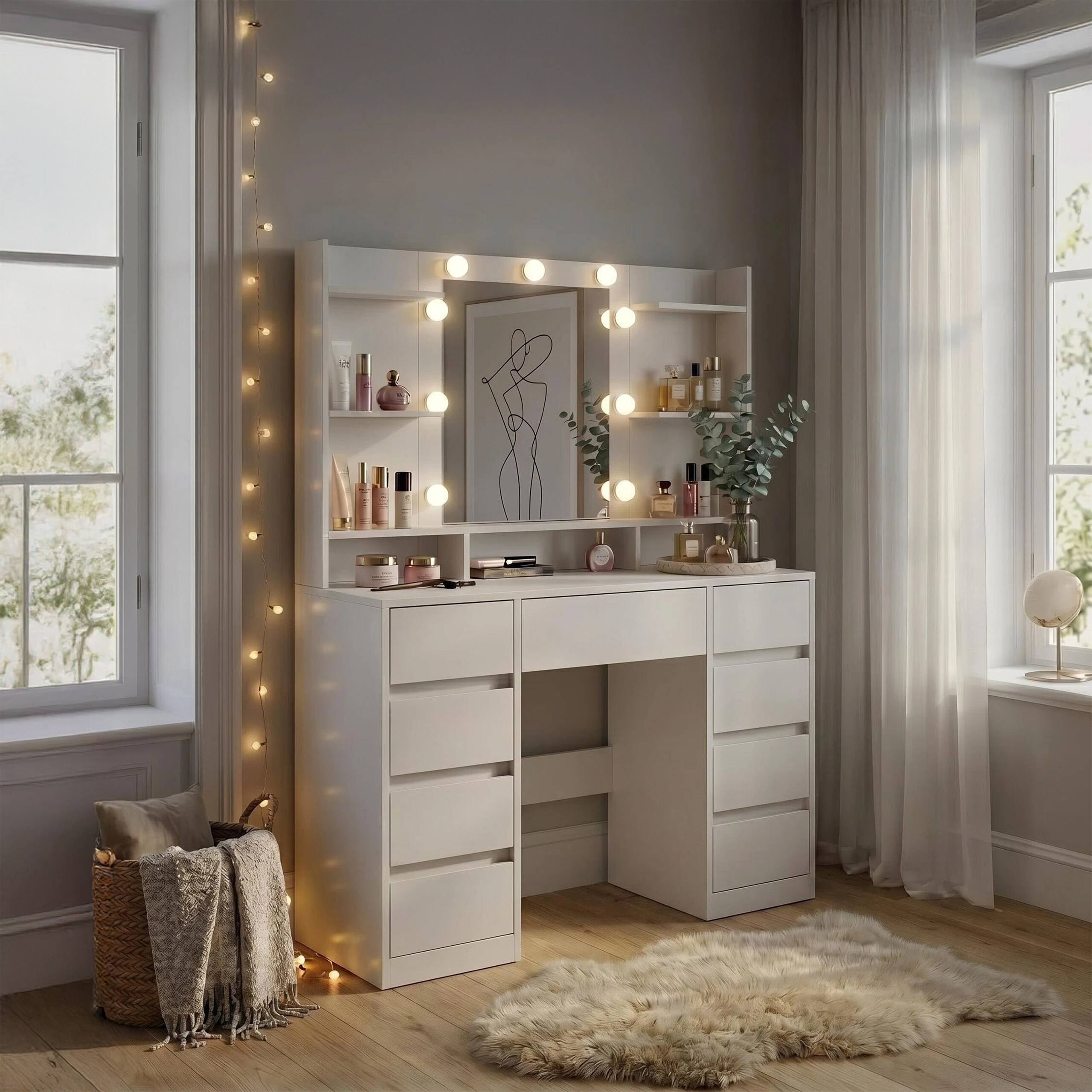 Weißer Schminktisch mit beleuchtetem Spiegel, Regalen voller Kosmetika, Lichterkette und Teppich in einem hellen Zimmer.
