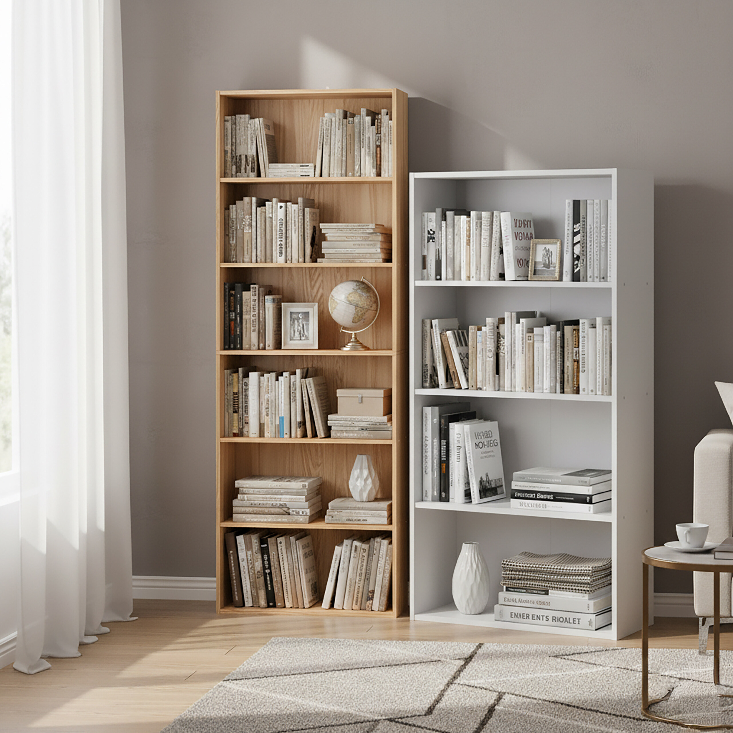 Ein hölzernes und ein weißes Bücherregal, gefüllt mit Büchern, Deko und einem Globus, neben einem Vorhangfenster.
