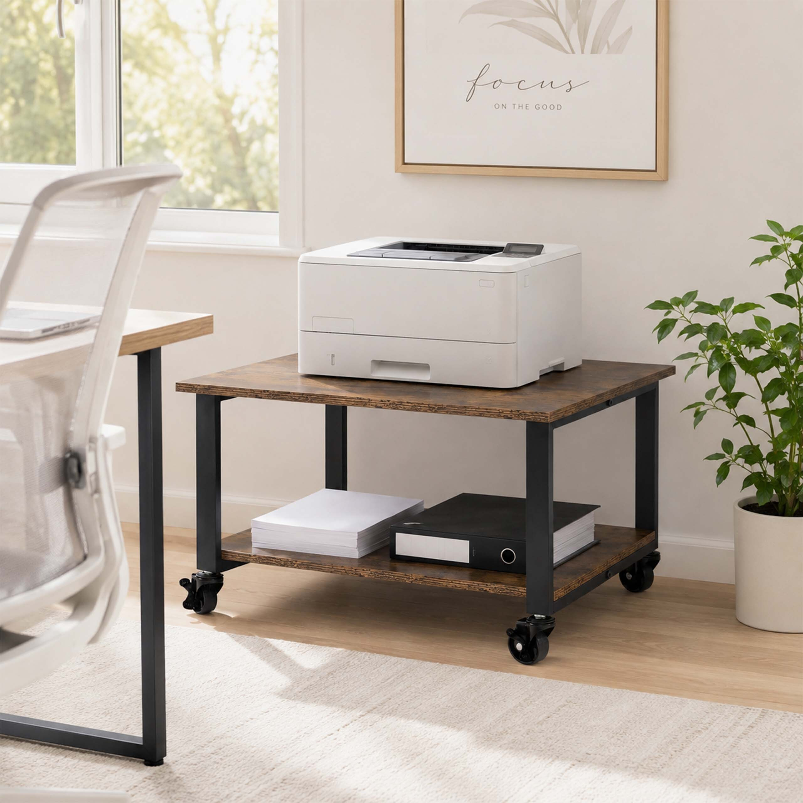 Ein weißer Drucker auf einem rollbaren Holzregal mit schwarzem Metallgestell in einem hellen Büro.