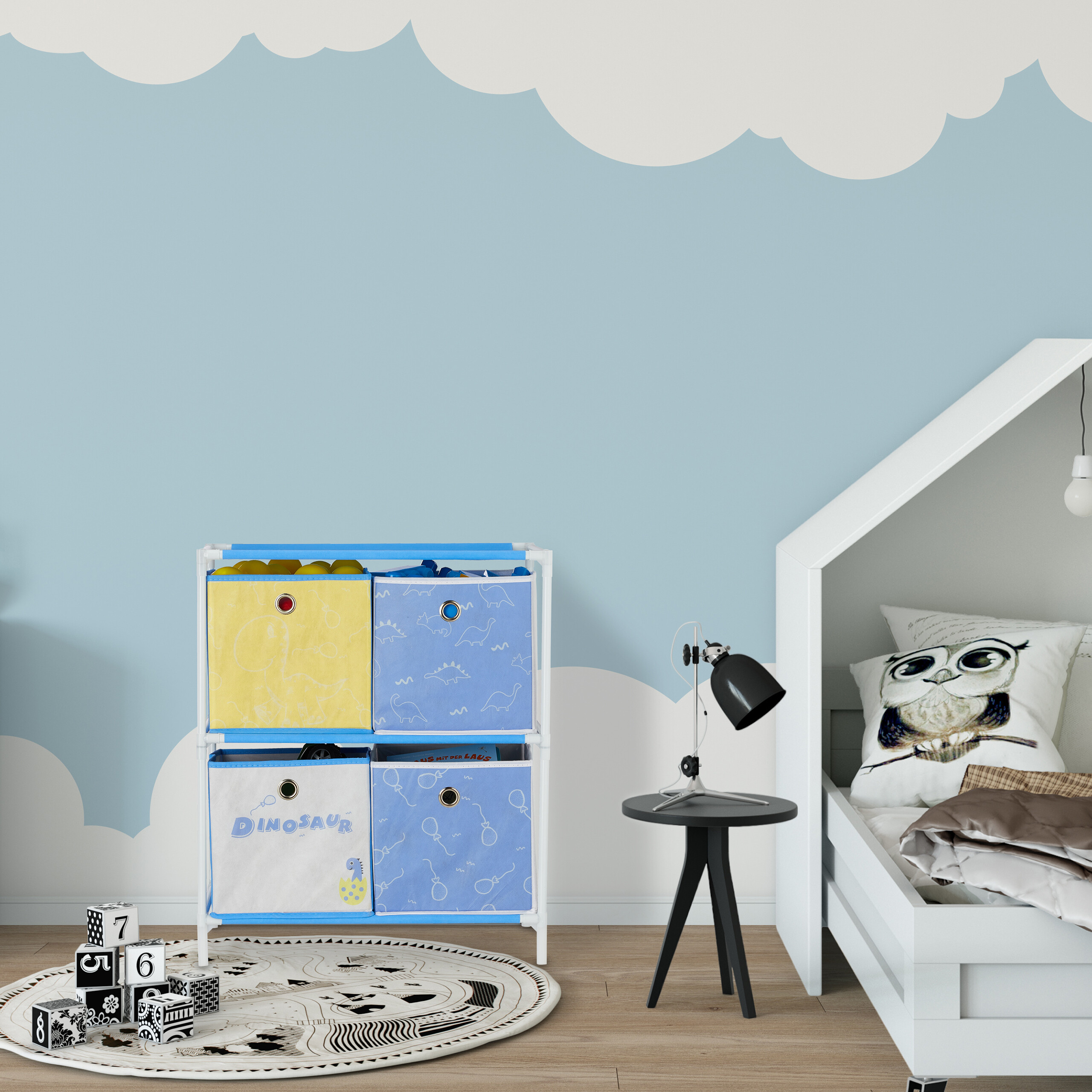 Kinderzimmer mit blauem Wolkenwandtattoo, Aufbewahrungsregal, schwarzem Beistelltisch und weißem Hausbett mit Eulen_kissen.