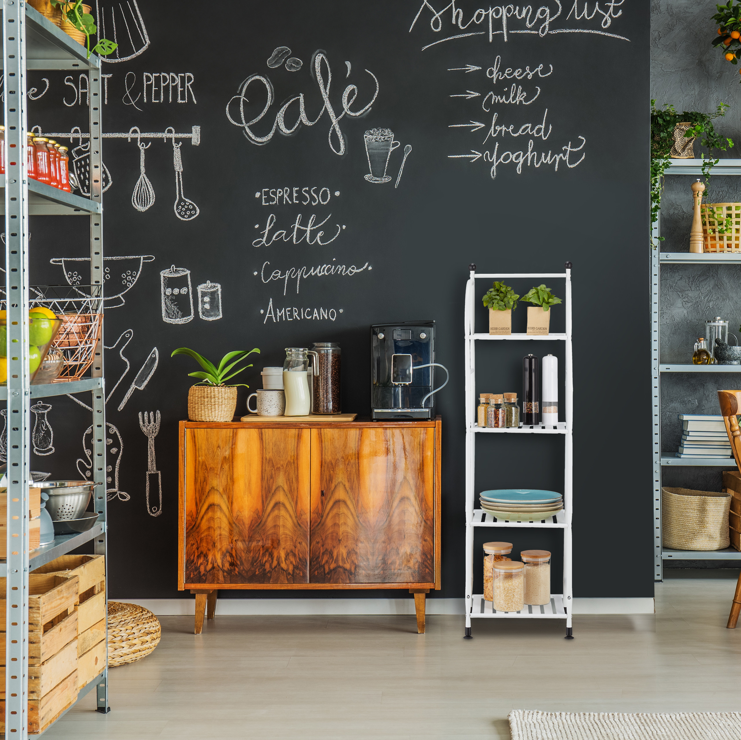 Eine Küchenwand mit Kreidezeichnungen, einem Holzschrank, einer Kaffeemaschine und Regalen voller Vorräte.