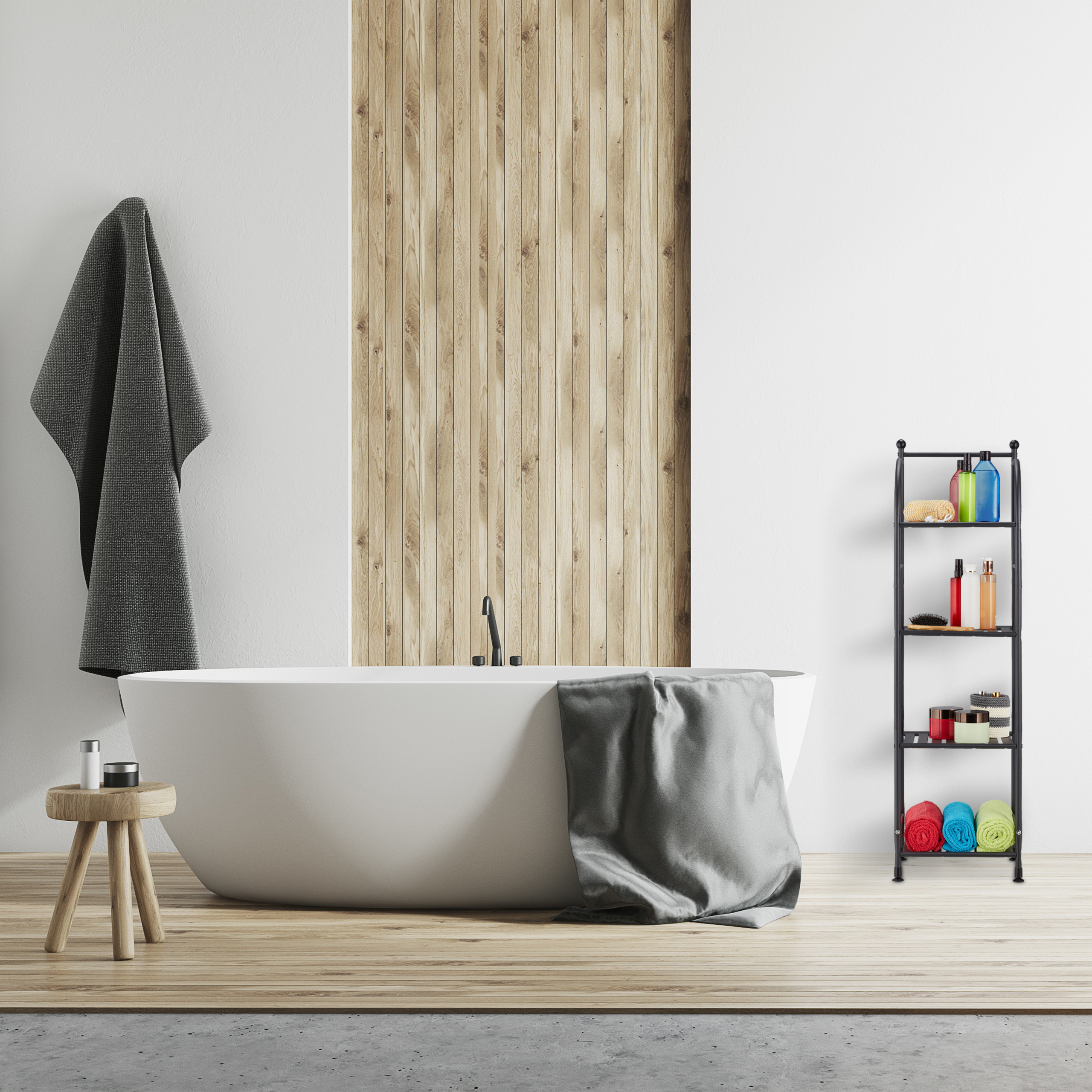 Moderne weiße Badewanne mit Holzverkleidung, Handtüchern und Regal auf Holz- und Betonboden.