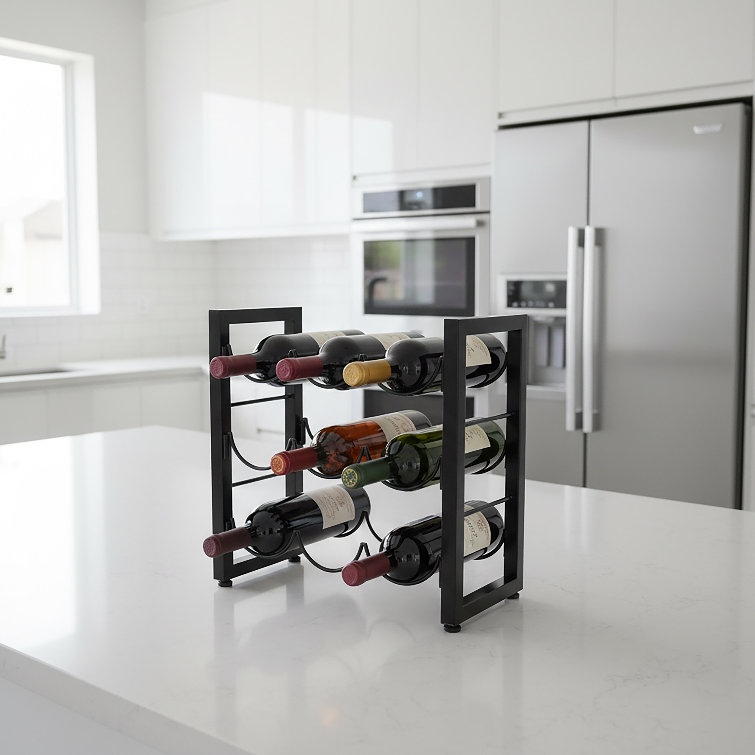 Ein schwarzes Metall-Weinregal mit sechs Weinflaschen auf einer weißen Küchentheke vor einer modernen Küche.