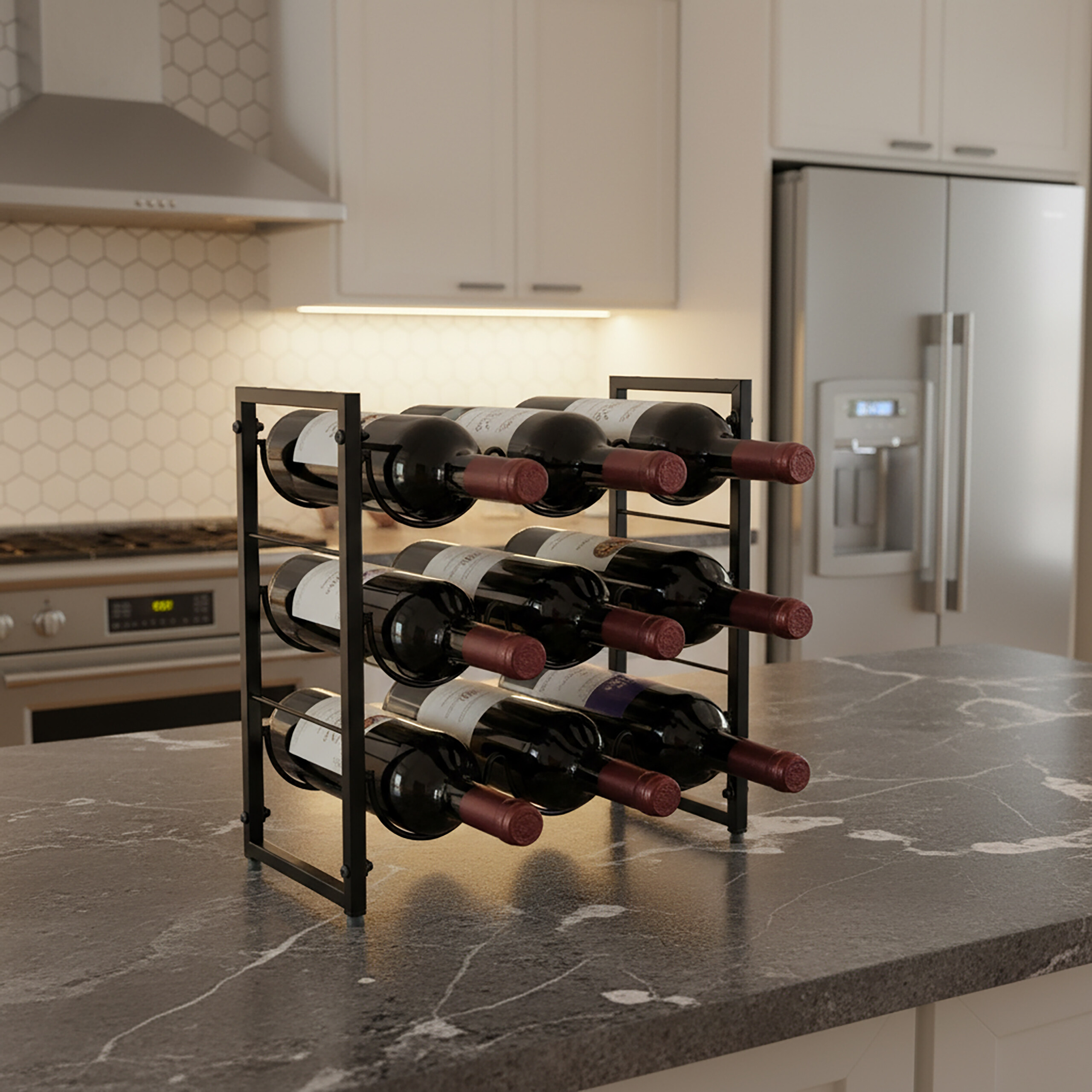 Ein schwarzes Weinregal mit gefüllten Flaschen steht auf einer grauen Marmorarbeitsplatte in einer modernen Küche.