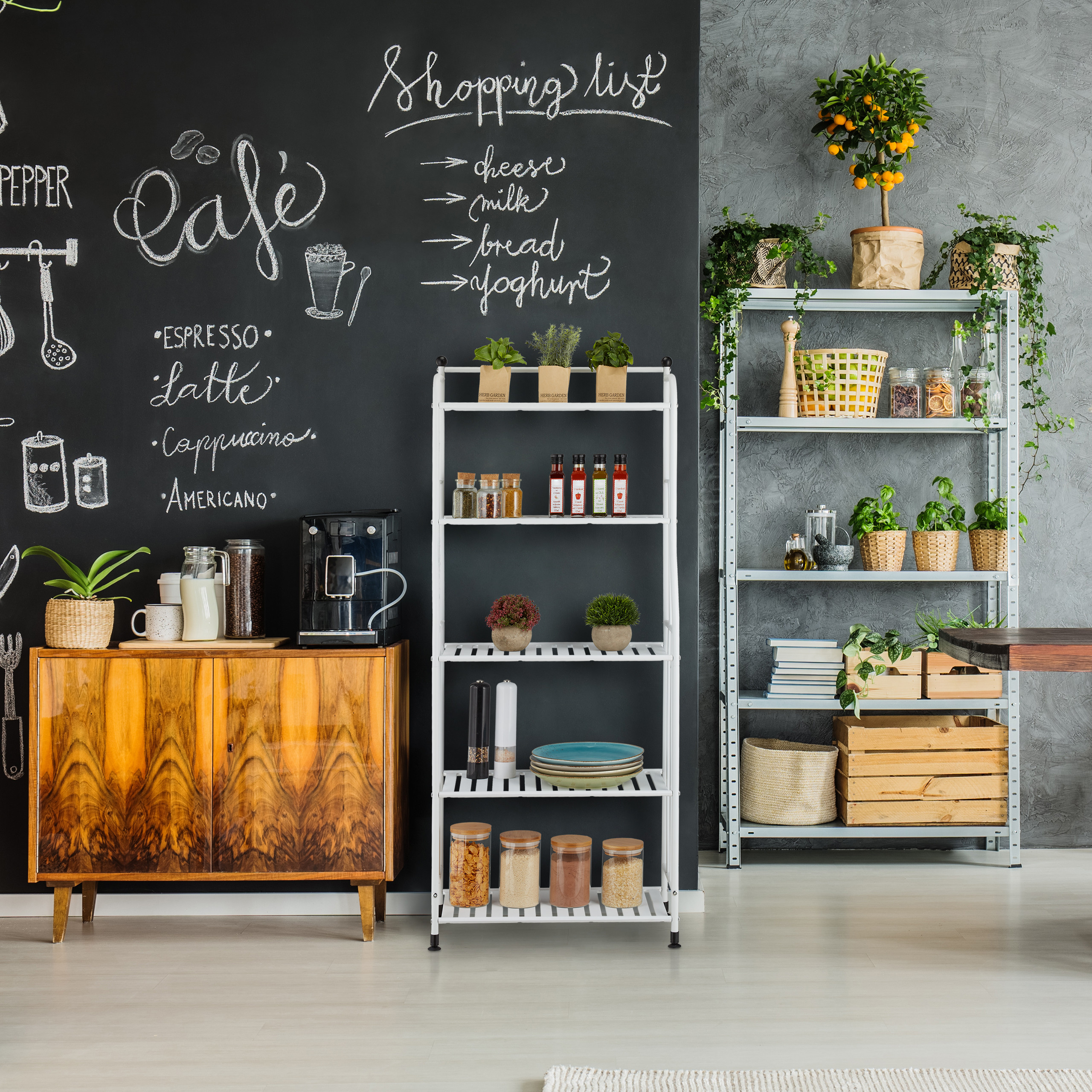 Moderne Küche mit Wandtafel, Kaffeemaschine auf Holzkasten und Regalen mit Pflanzen und Vorräten.