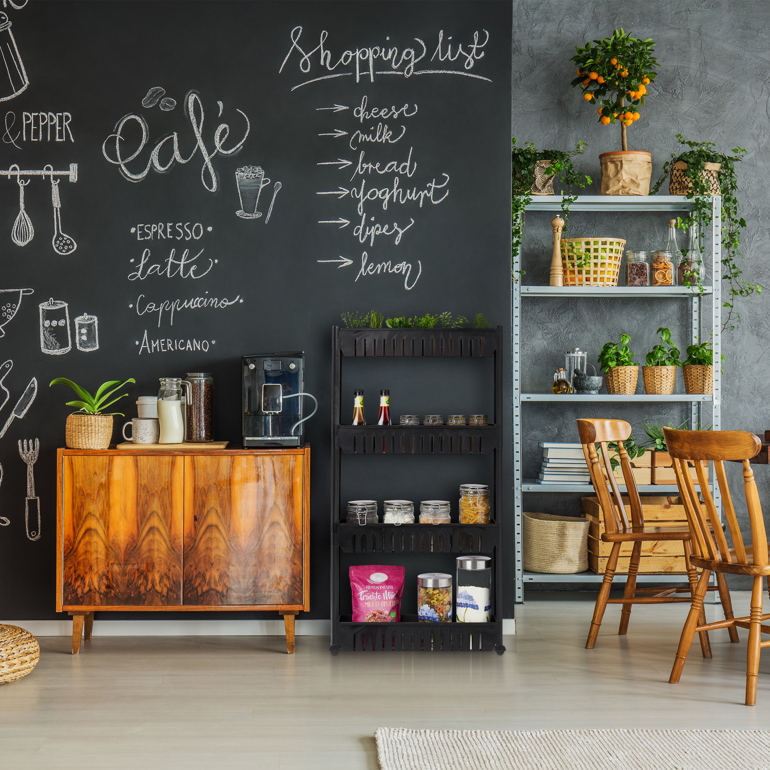Ein stilvolles Esszimmer mit schwarzer Kreidewand, Holzmöbeln, Kaffeemaschine und Regalen voller Pflanzen.