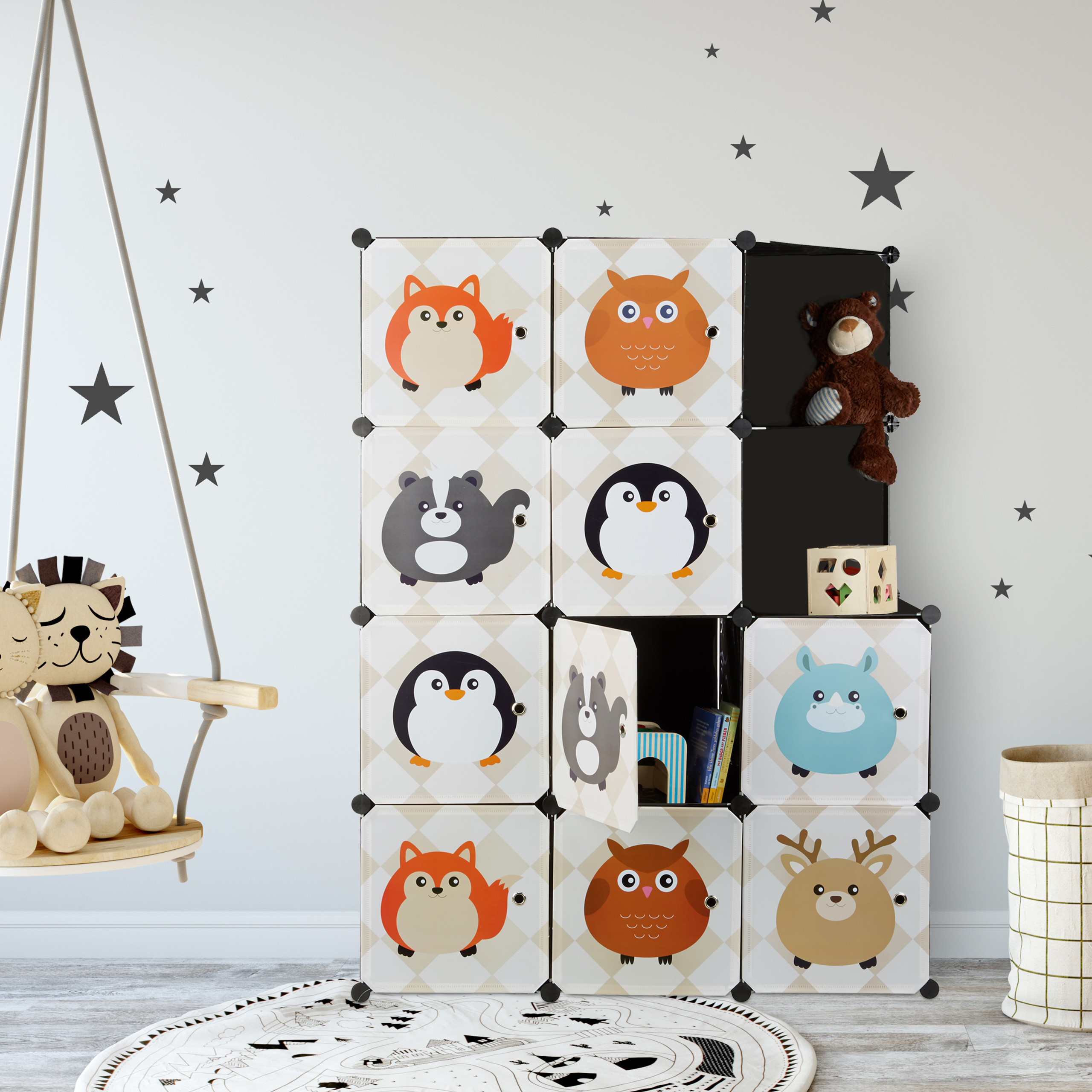 Kinderzimmer mit Tiermöbeln, Stofftieren, einer Schaukel und Sternenaufklebern an der Wand.