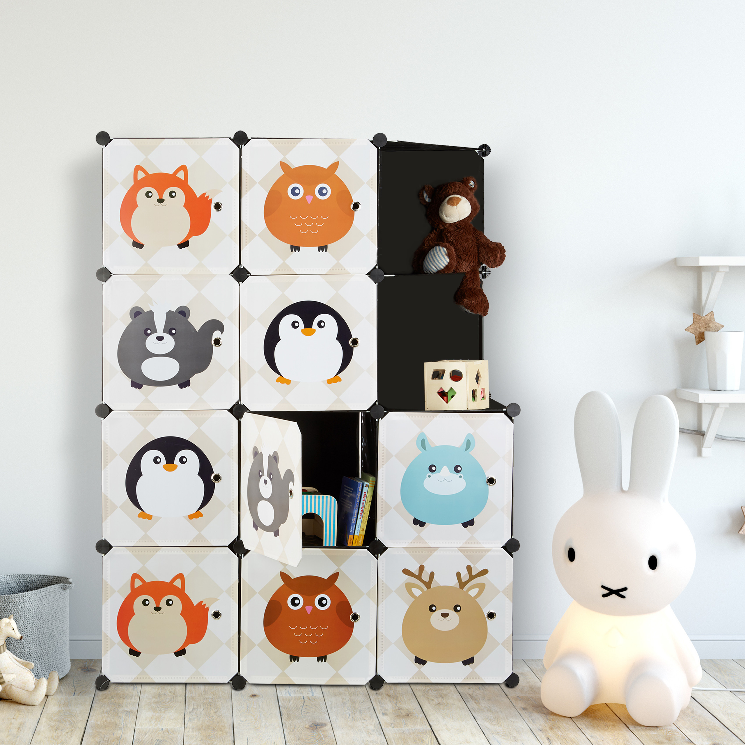 Modulares Kinderegal mit Tierbildern, einem Plüschbär und einer Hasenlampe.