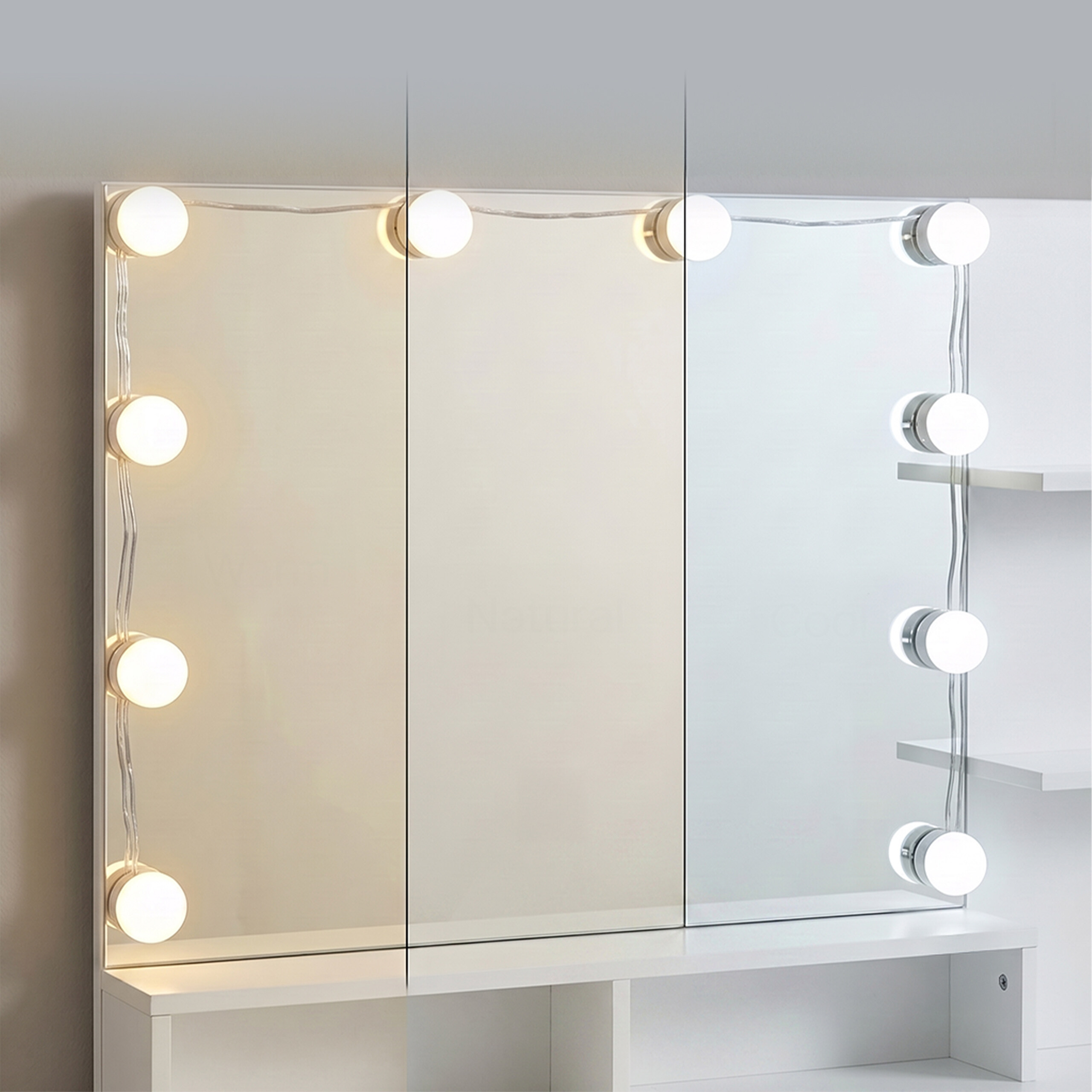 Ein weißer Kosmetikspiegel mit drei Paneelen und integrierten, runden LED-Leuchten für warmes und kühles Licht.
