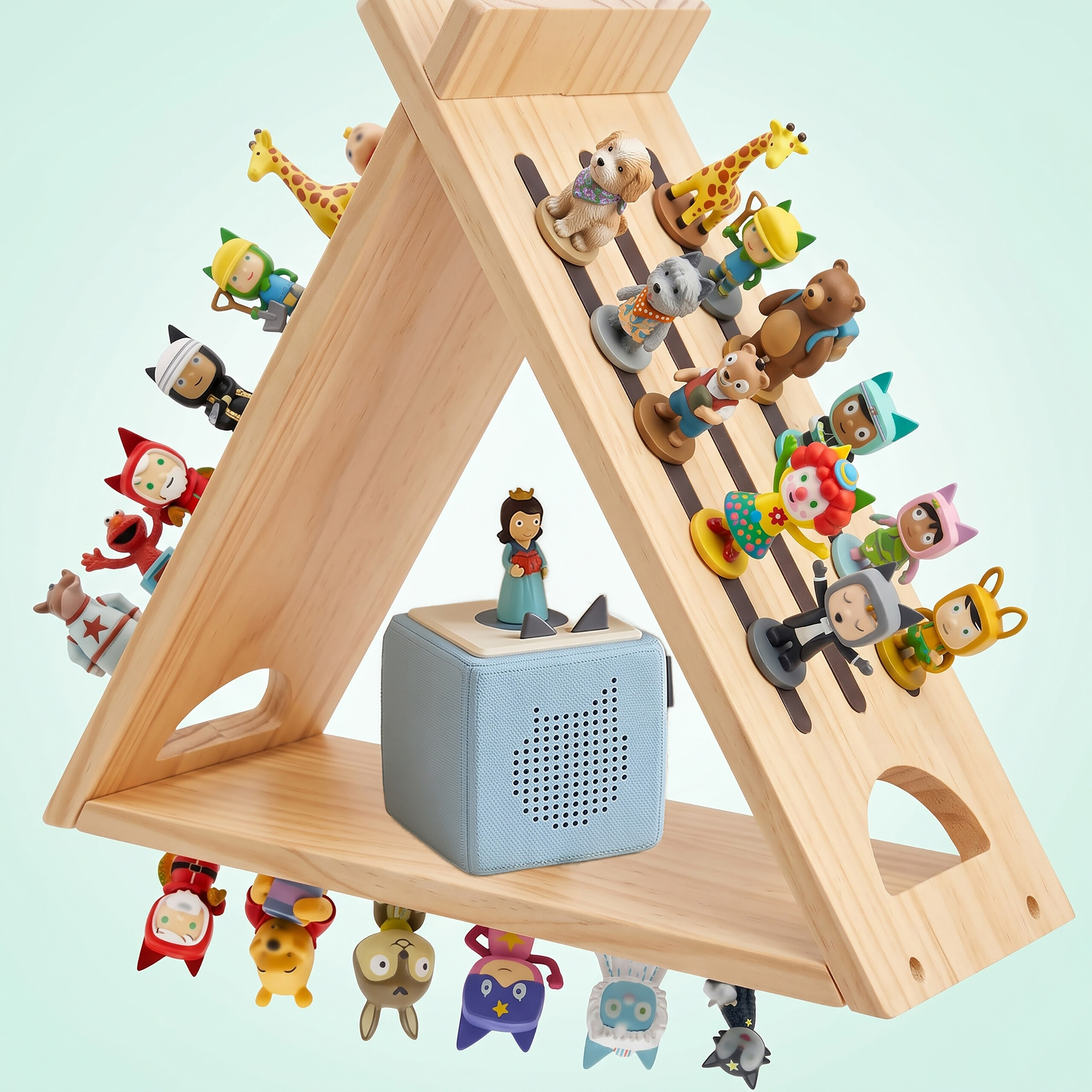 Ein hölzernes Zeltregal mit vielen bunten Tier- und Figurenspielzeugen und einer blauen Lautsprecherbox.