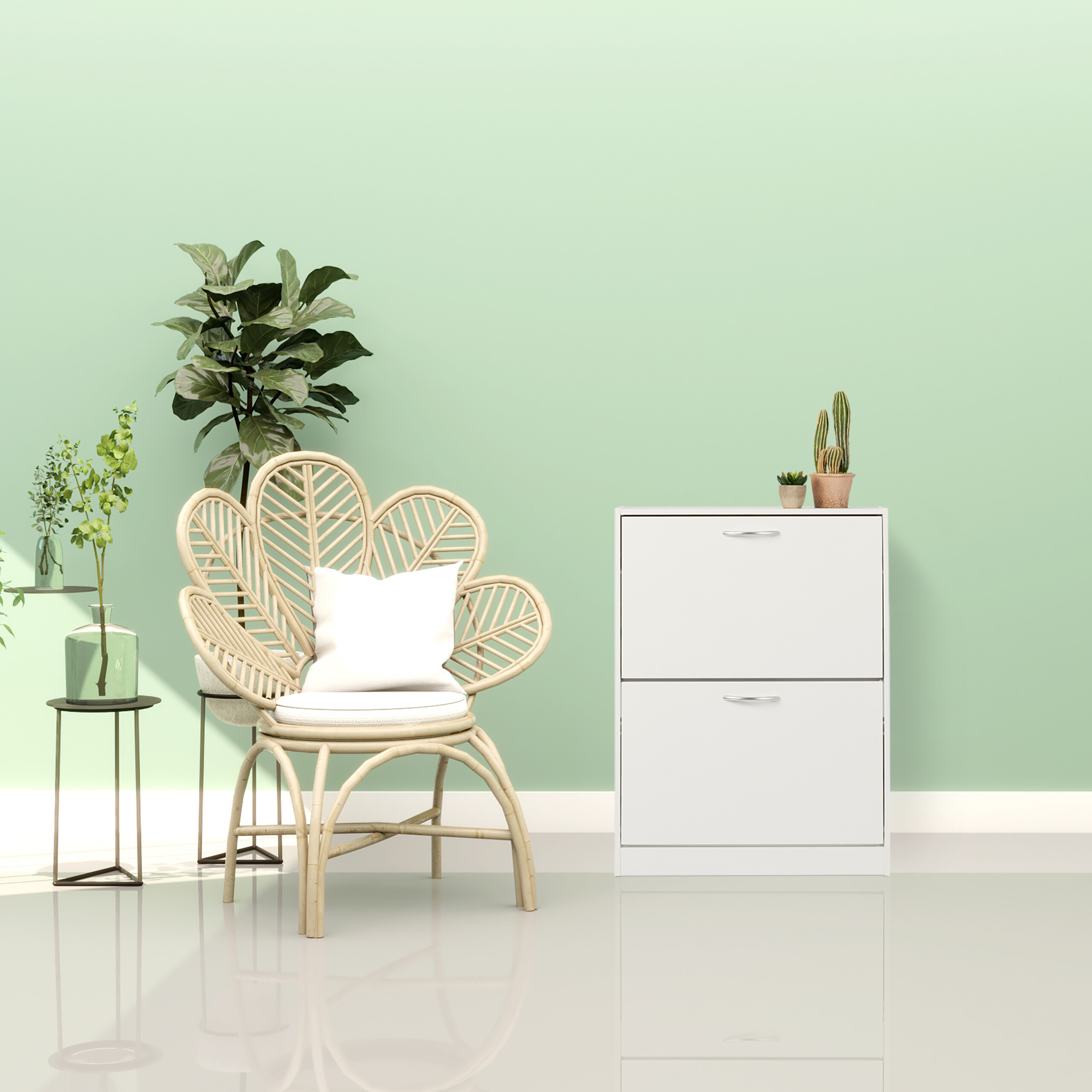 Ein Rattansessel mit Kissen, Pflanzen auf Ständern und ein weißer Schrank vor einer mintgrünen Wand.