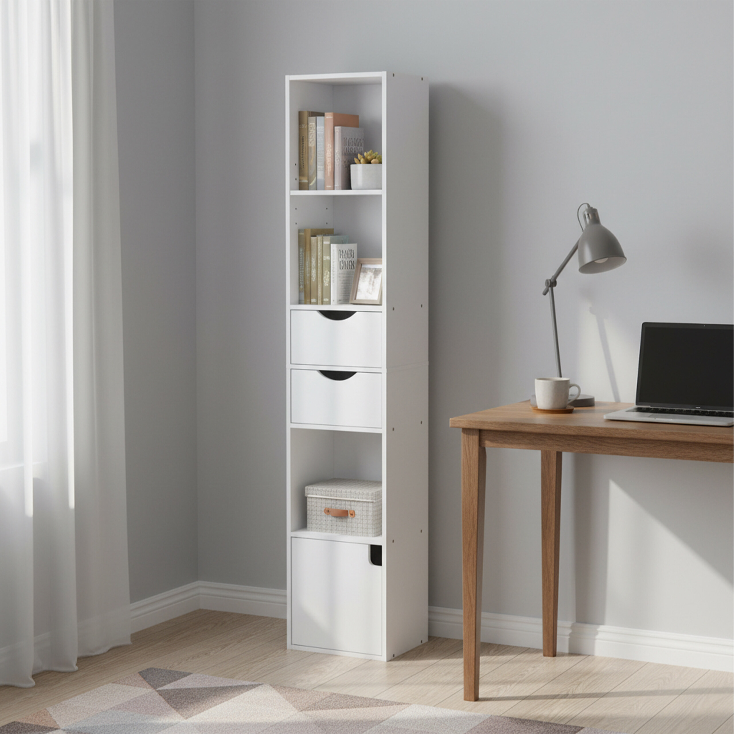 Ein hohes weißes Bücherregal neben einem Holztisch mit Laptop und Lampe in einem hellen Zimmer.