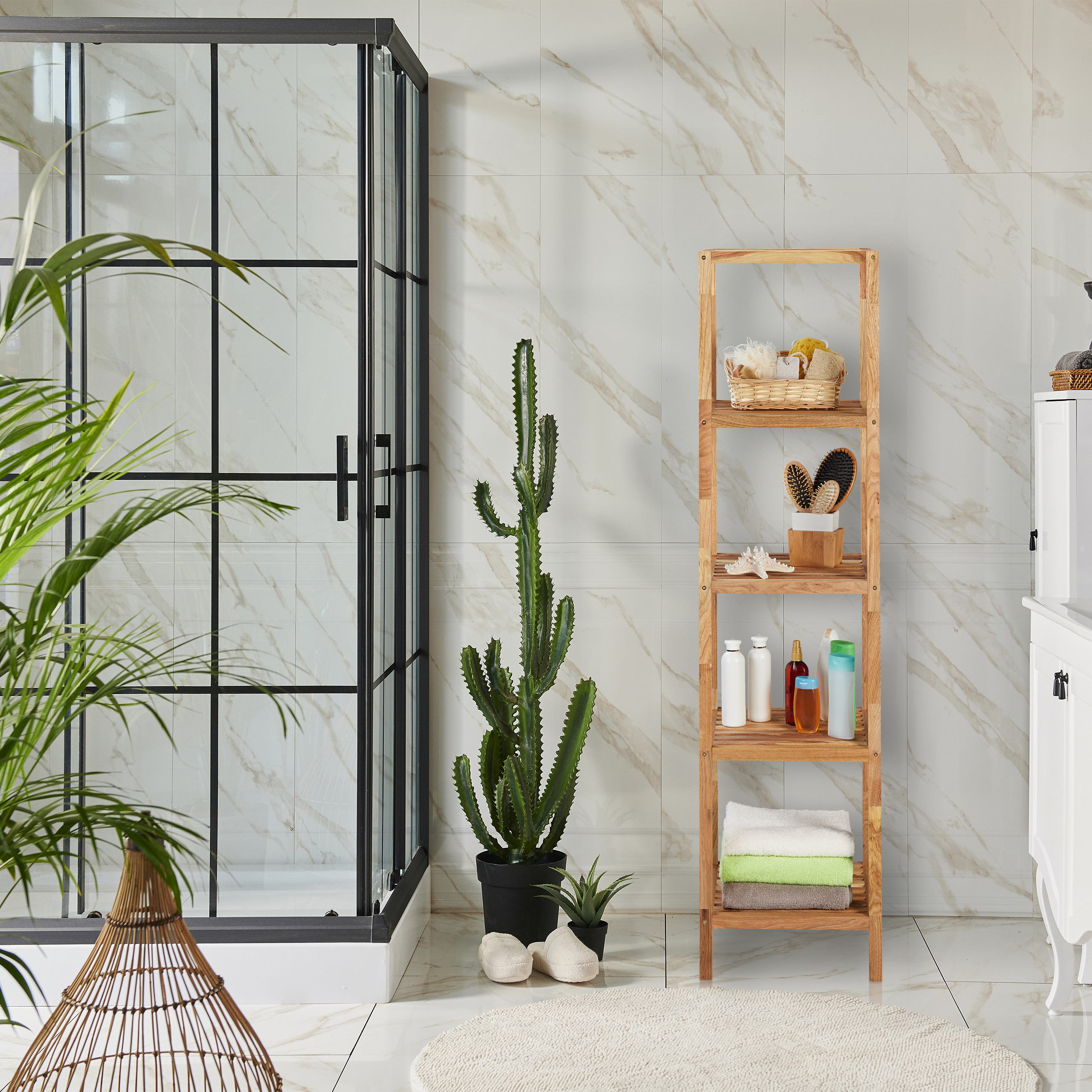 Moderne Badezimmer mit Dusche, Holzregal voller Toilettenartikel, Pflanzen und weißem Marmor-Fliesenboden.