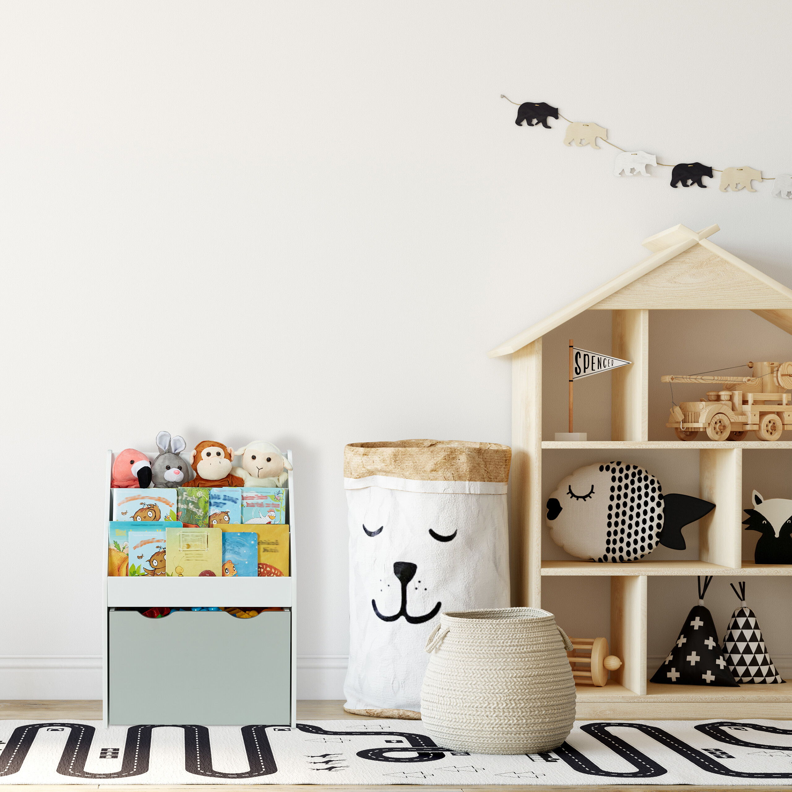 Ein Kinderzimmer mit weißer Wand, Bücherregal mit Plüschtieren, Papiersack, Puppenhaus und Straßenteppich.