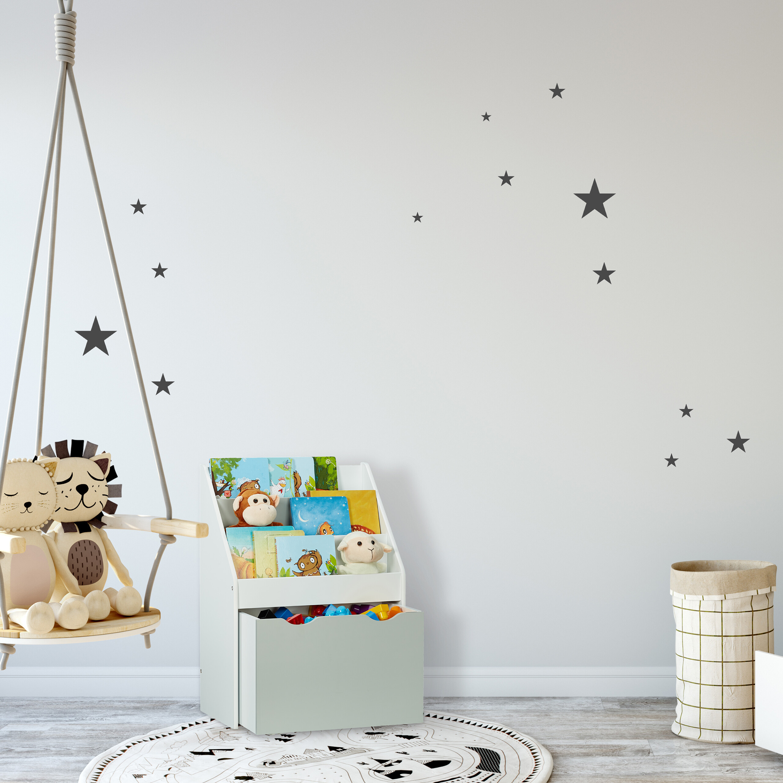 Ein Kinderzimmer mit Hängeschaukel, Kuscheltieren, weißem Bücherregal voller Bücher und Sternenaufklebern.