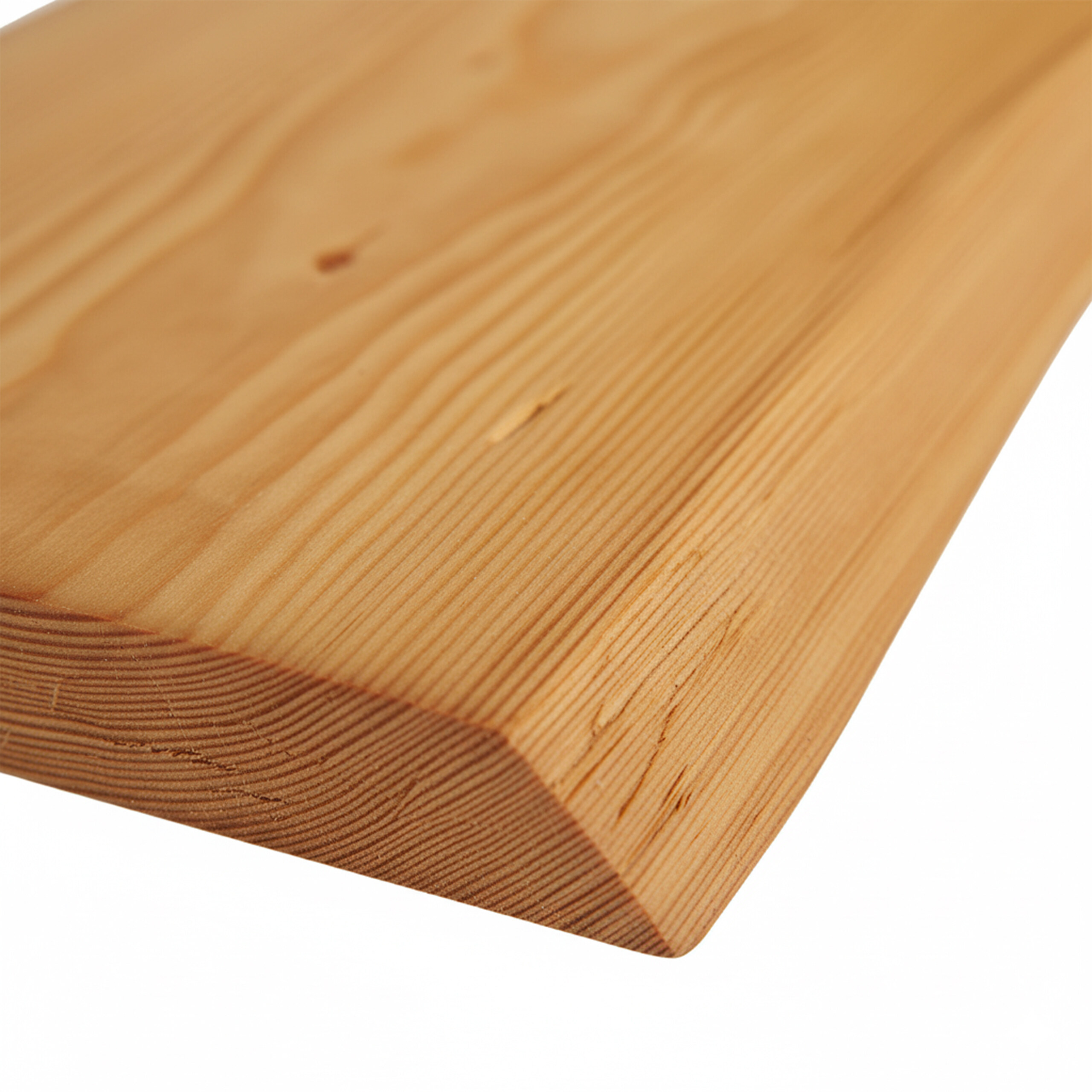 Nahaufnahme einer Holzplatte mit sichtbarer Maserung und abgeschrägter Kante auf weißem Hintergrund.