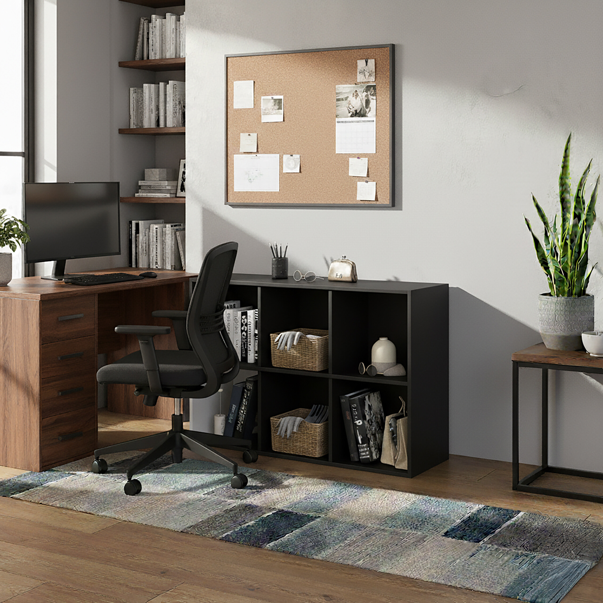 Ein modernes Büro mit Holztisch, schwarzem Stuhl, Pinnwand, Regalen, Teppich und Pflanzen.