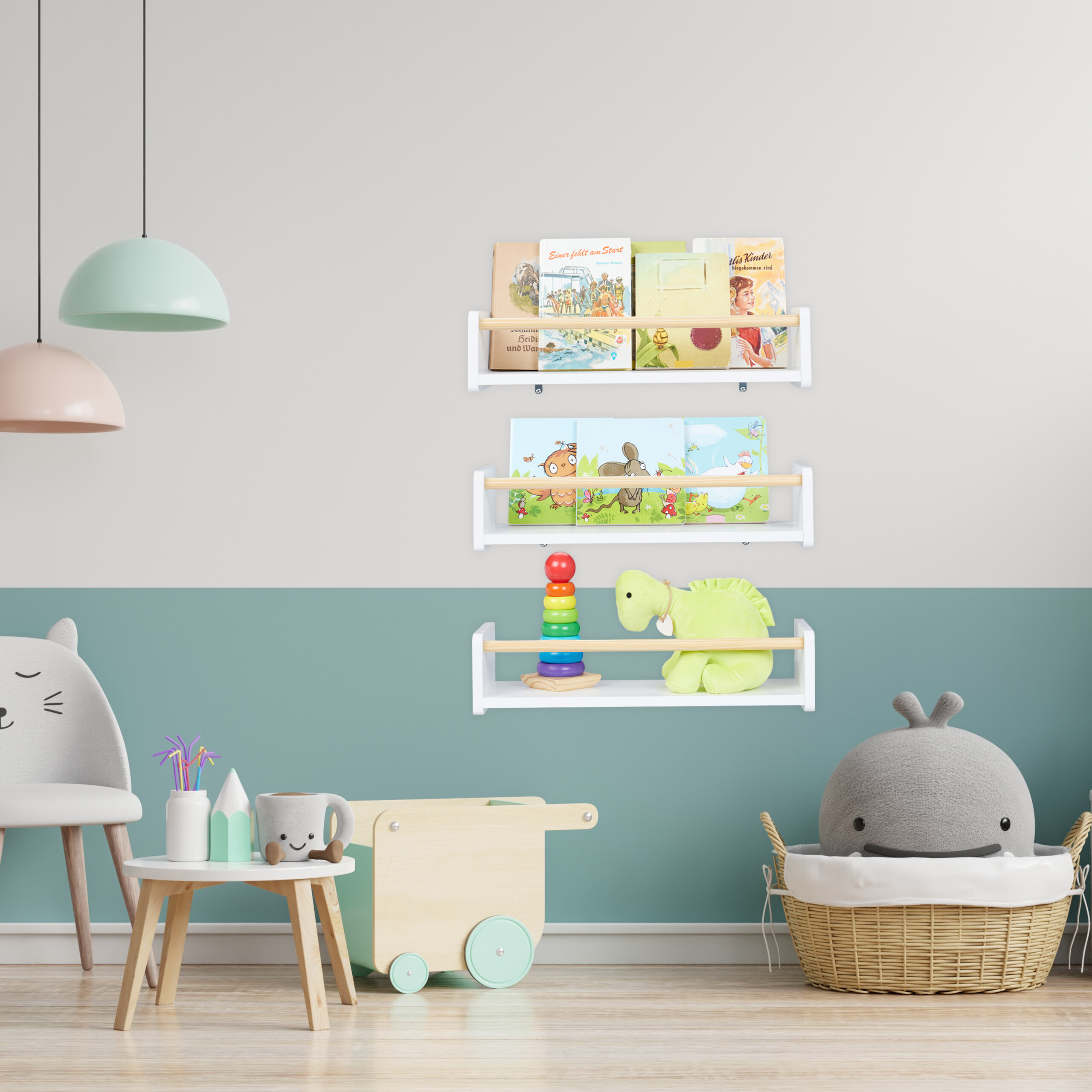 Kinderzimmer mit weiß-türkisen Wänden, drei Wandregalen voller Bücher und Spielzeug, Spielzeugwagen und Wal-Korb.