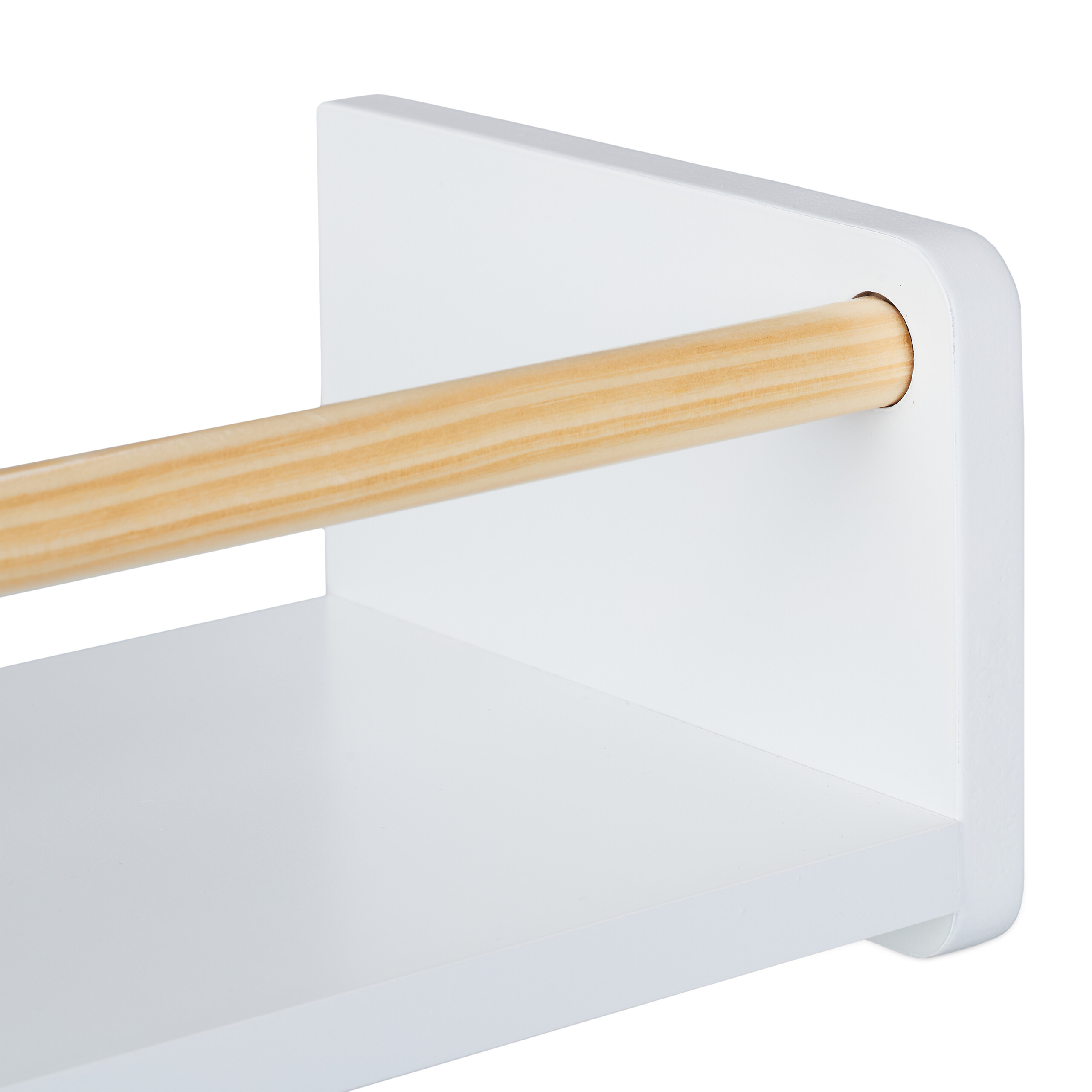 Ein weißes Wandregal aus Holz mit einer horizontalen Holzstange vor einem weißen Hintergrund.