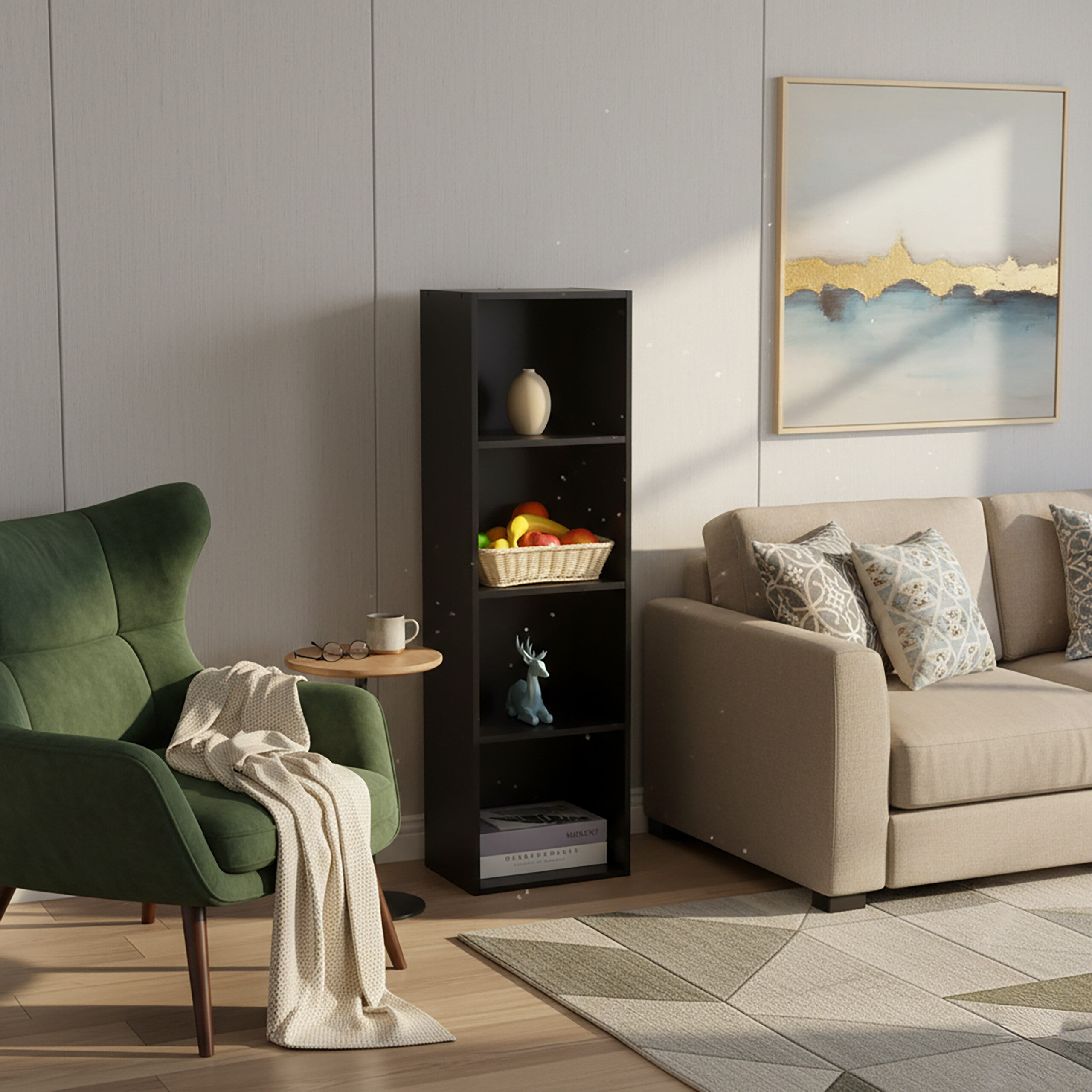 Wohnzimmer mit einem grünen Sessel, einem schwarzen Regal und einem beige Sofa neben einem Wandbild.
