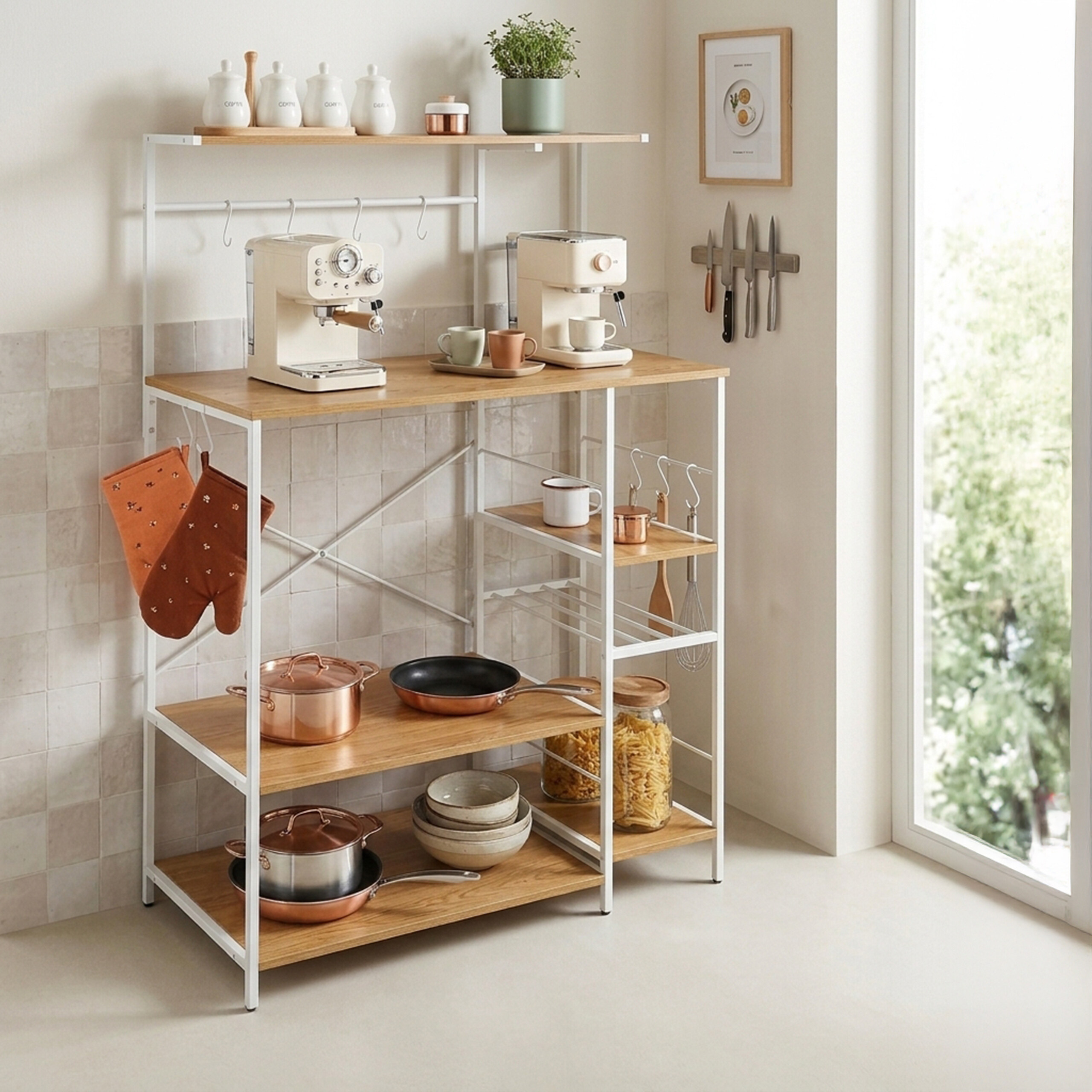 Ein weißes Küchenregal mit Holzregalböden, Kaffeemaschine, Töpfen, Pfannen und Zubehör in einem hellen Raum.