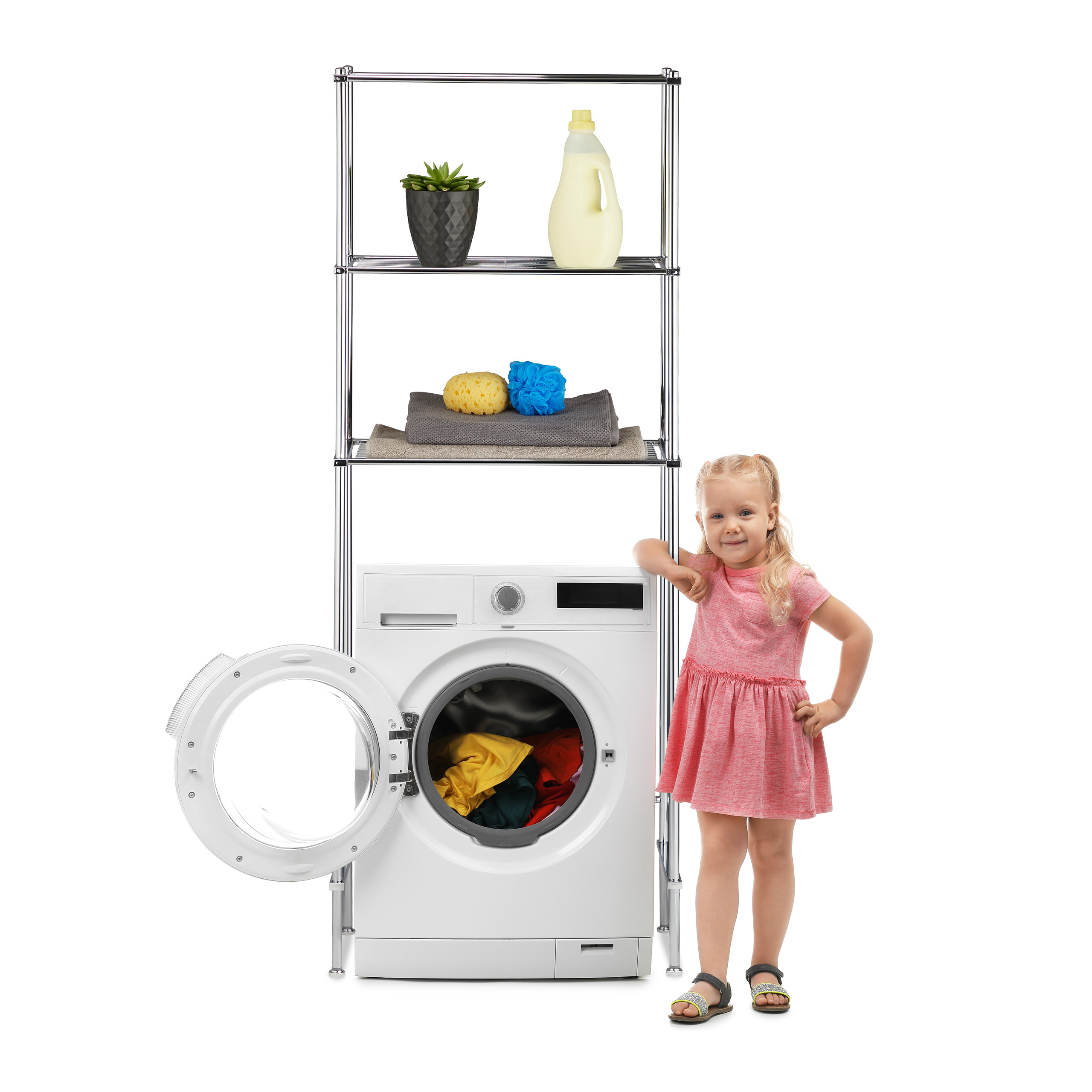 Kleines Mädchen in rosafarbenem Kleid steht neben einer offenen Waschmaschine mit Regal.
