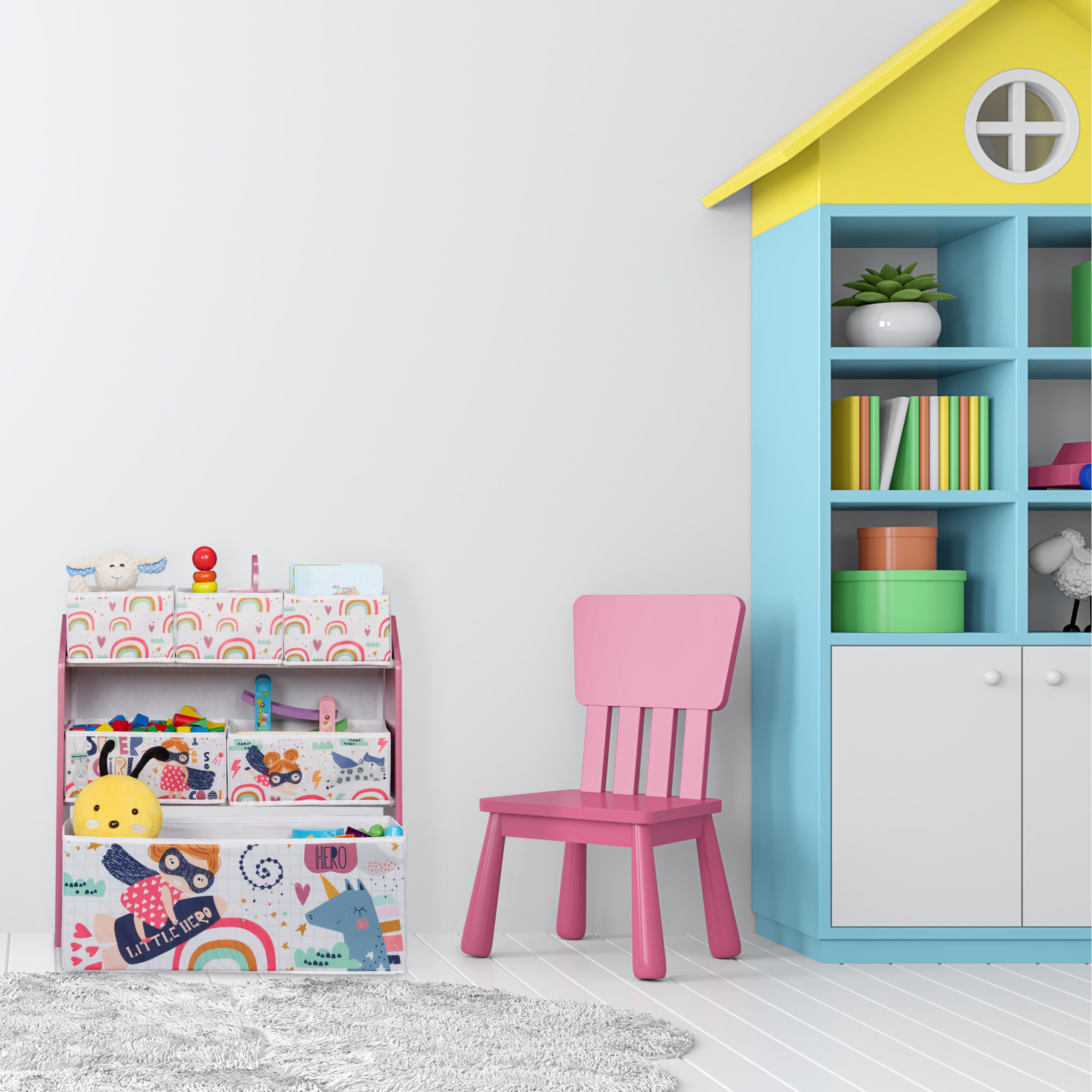 Ein buntes Kinderzimmer hat einen rosa Stuhl, ein Spielzeugregal und ein blau-gelbes hausförmiges Bücherregal.