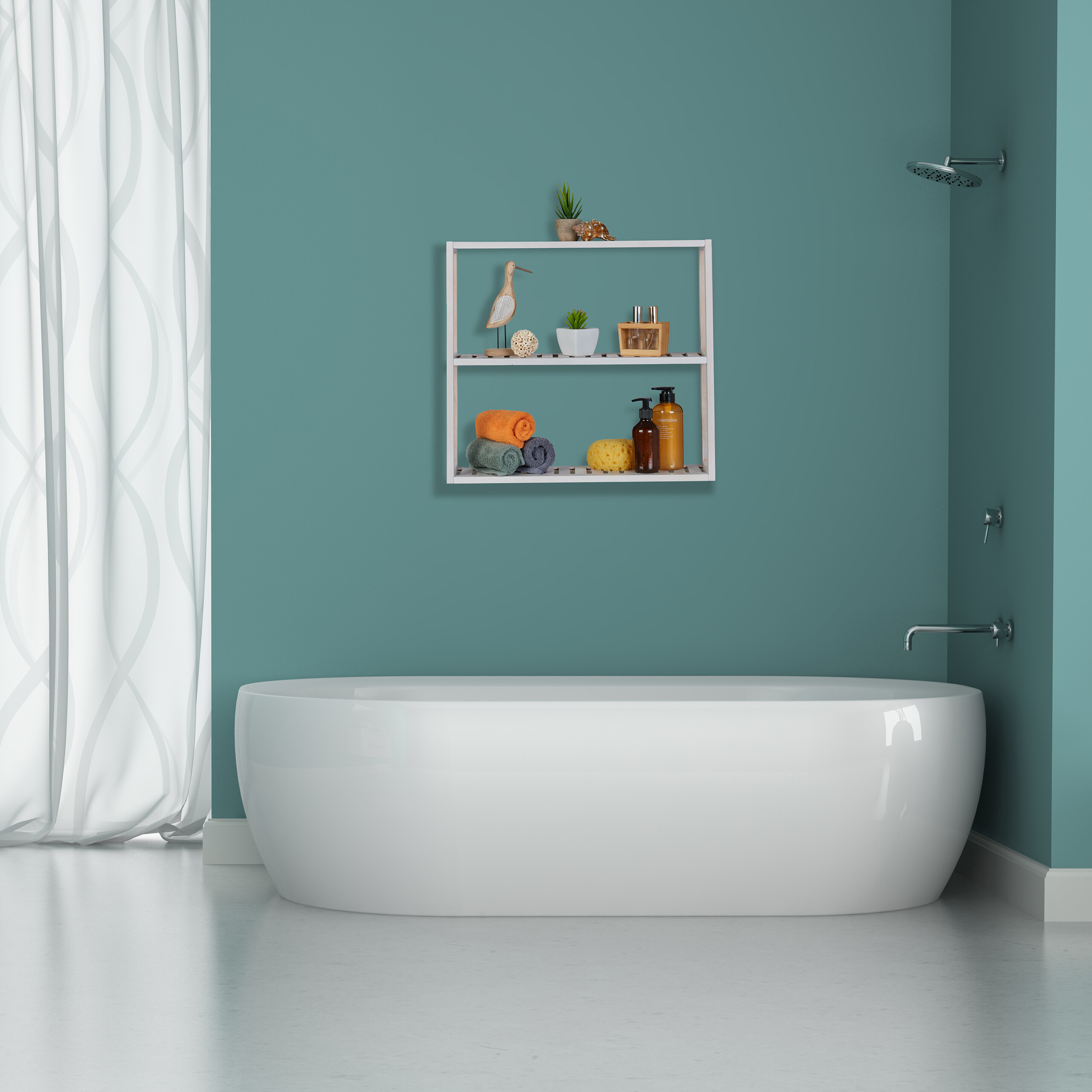 Eine weiße Badewanne steht unter einem Holzregal mit Handtüchern, Pflanzen und Pflegeprodukten.
