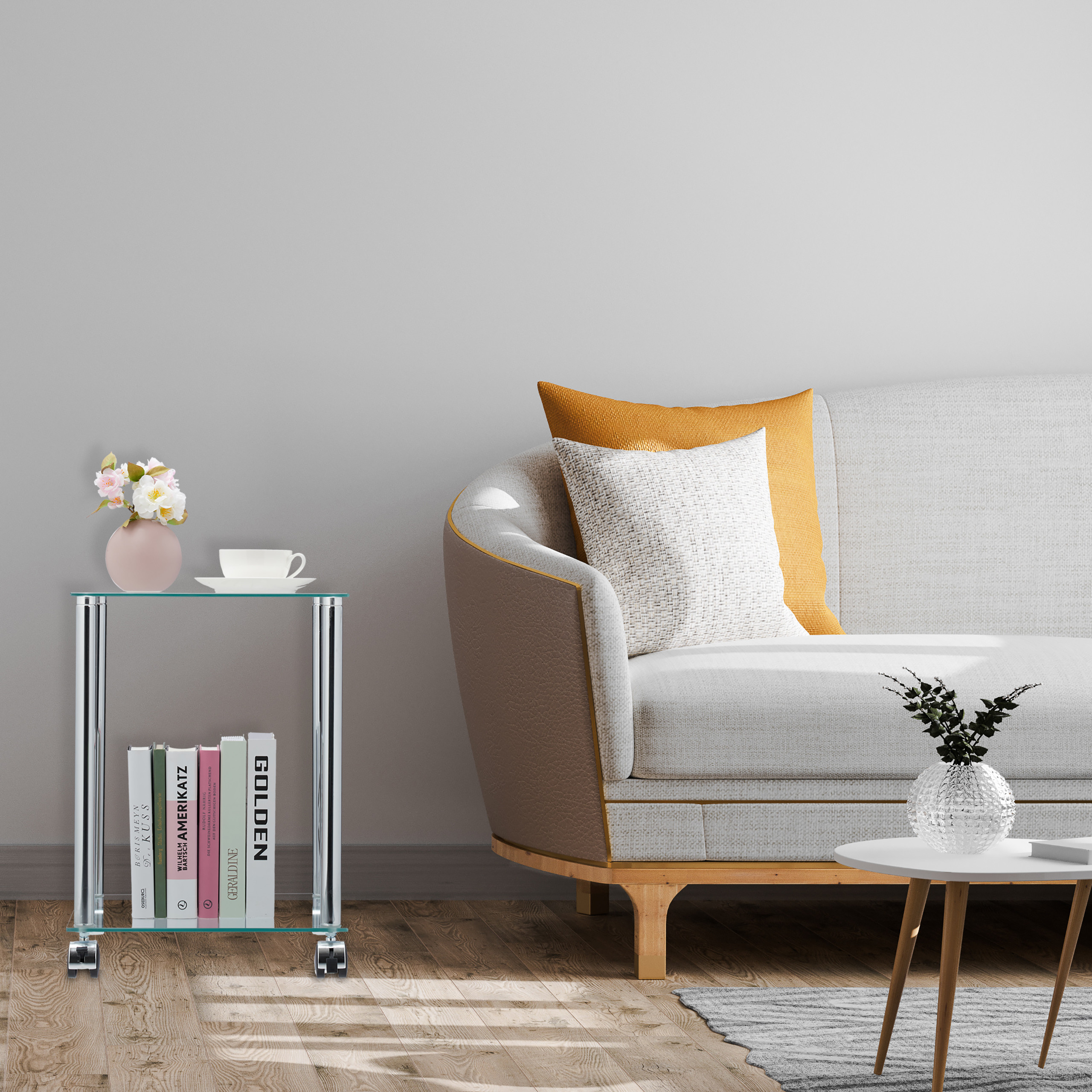 Ein weißes Sofa mit Kissen steht neben einem Glastisch mit Blumen, Büchern und einer Teetasse.