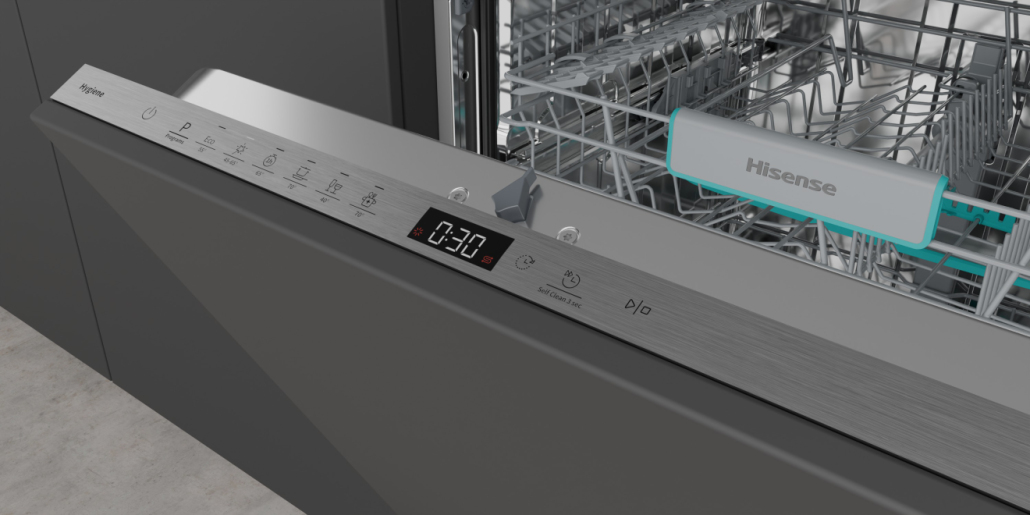 Lavastoviglie Hisense aperta con display digitale e pannello di controllo in acciaio inossidabile.