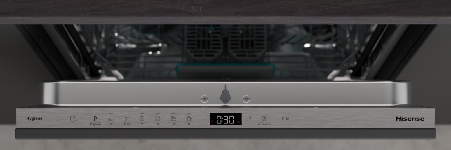 Lavastoviglie Hisense aperta con display digitale che mostra 0:30 e icone dei programmi.