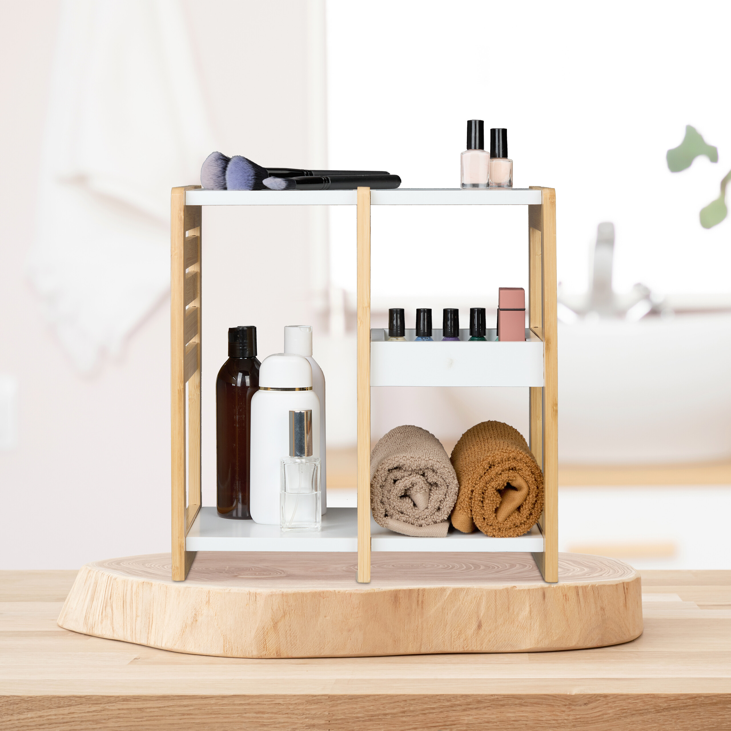 Ein Holz- und weißes Regal enthält Pinsel, Flaschen, Nagellack und gerollte Handtücher.