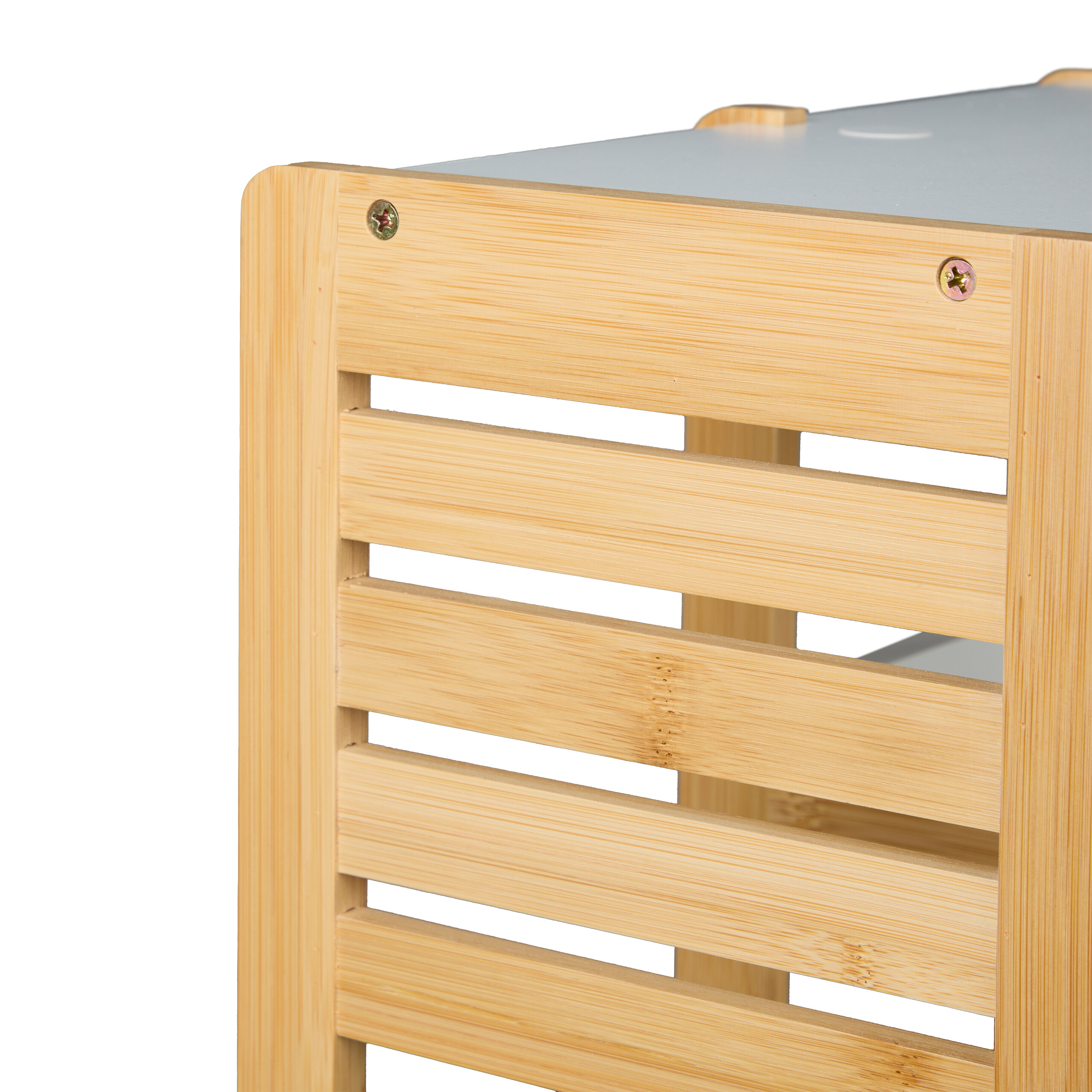 Nahaufnahme einer Holzkiste mit Lamellen und sichtbaren Schrauben vor weißem Hintergrund.