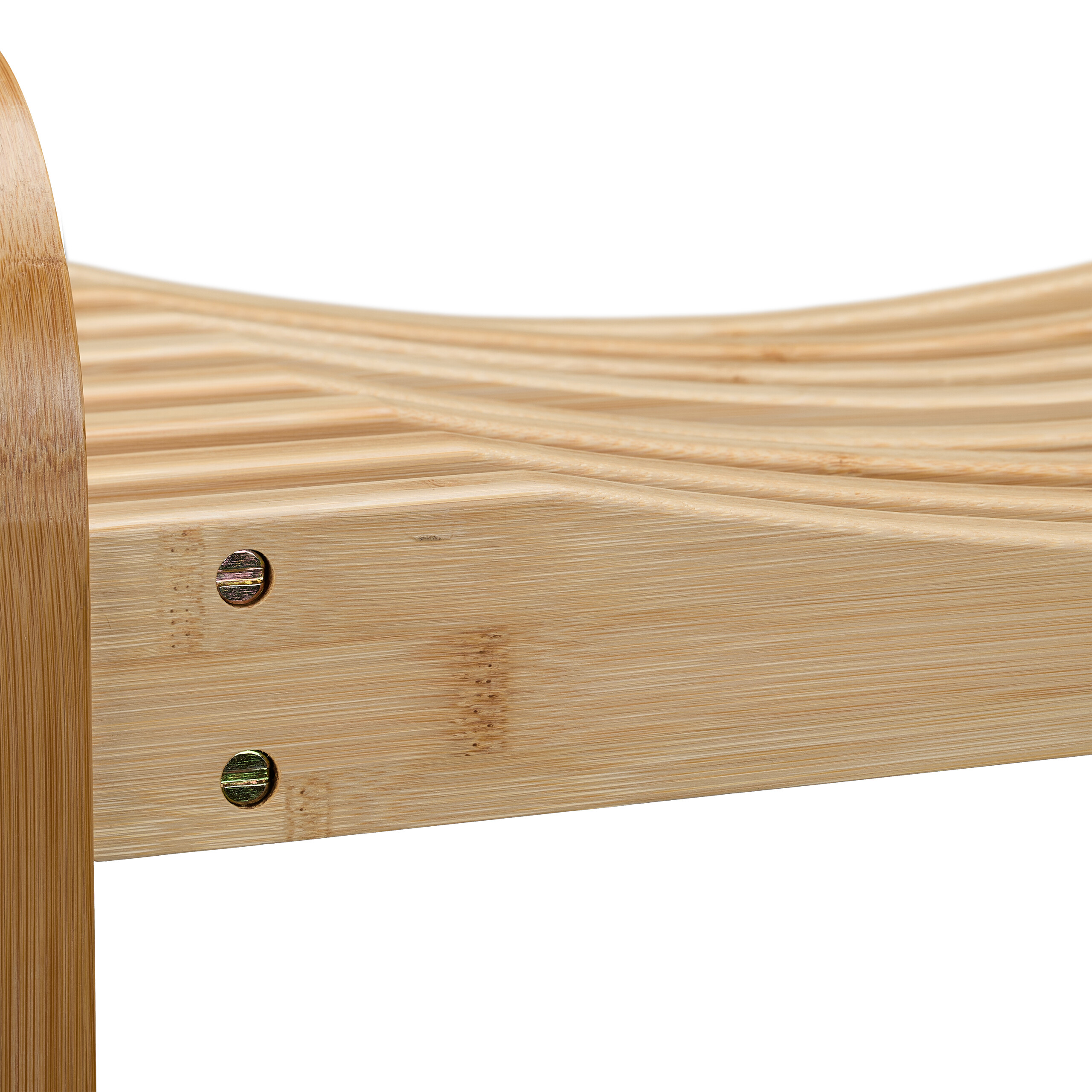 Nahaufnahme einer geschwungenen Holzsitzbank mit sichtbaren Metallschrauben.